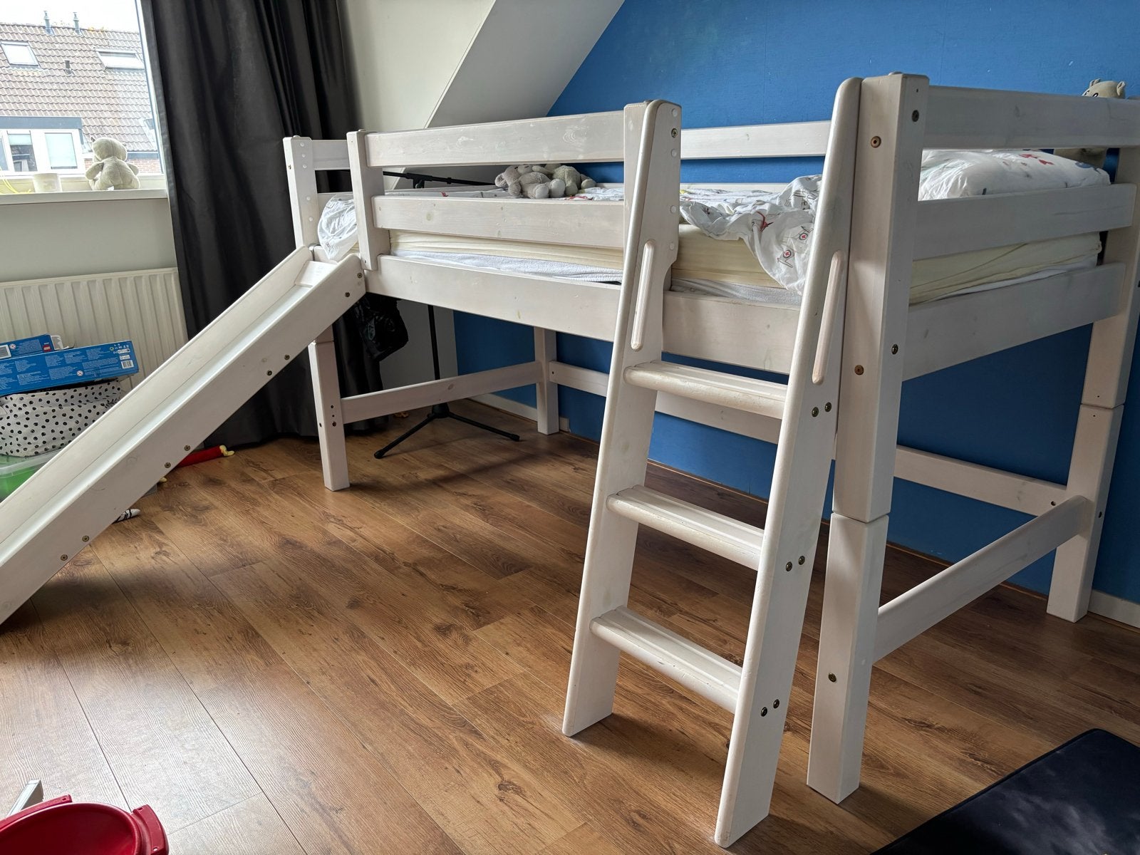 Half Hoogslaper met glijbaan en ladder, Kinderen en Baby's, Kinderkamer | Bedden, Ophalen, Hoogslaper of Stapelbed, Gebruikt, 100 cm of meer