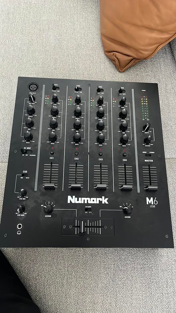 Numark M6 usb mixer 4 kanalen, Muziek en Instrumenten, Mengpanelen, Ophalen, Zo goed als nieuw, Minder dan 5 kanalen