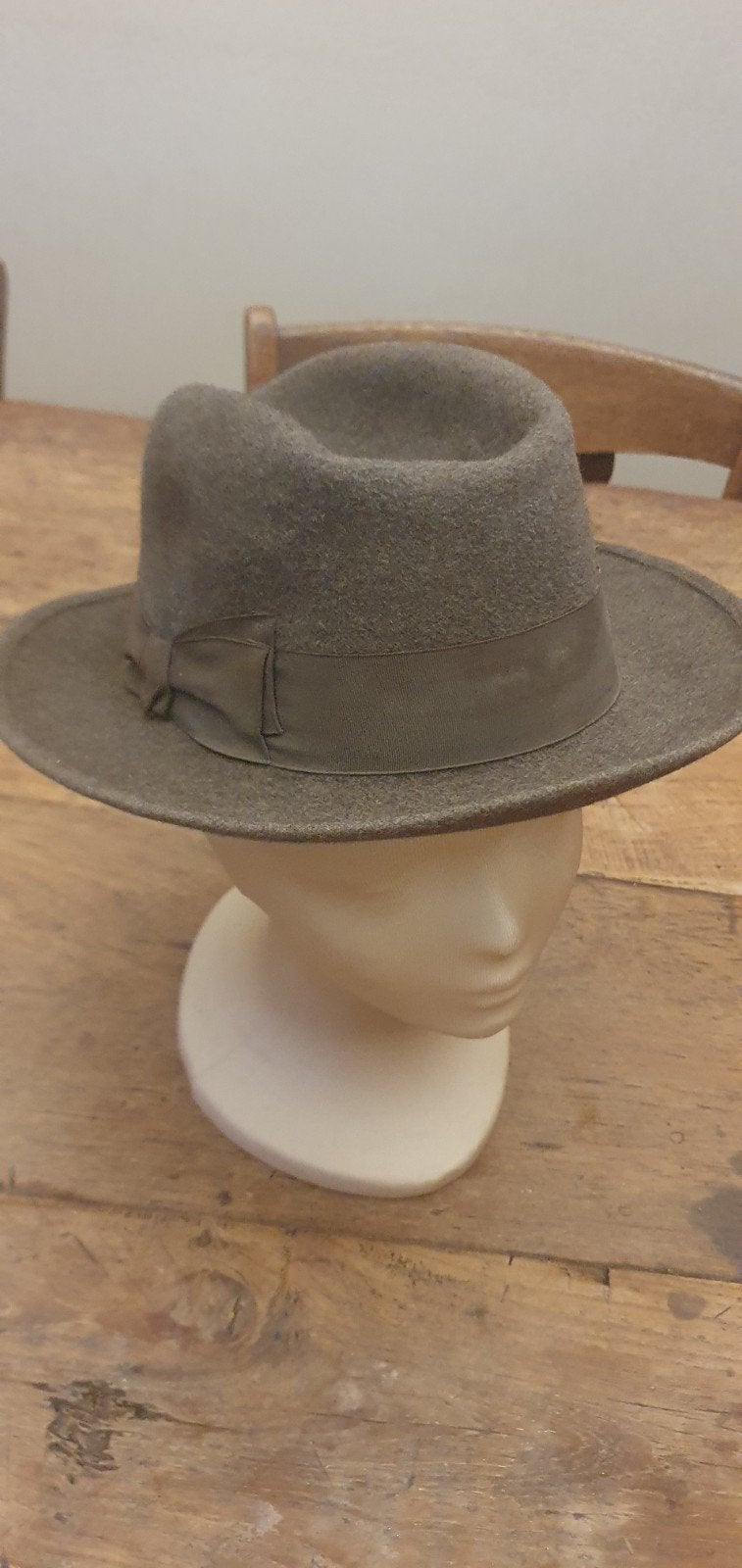 Vintage klassieke vilten fedora gleufhoed bruin olijfgroen, Lees, Hoed, Ophalen of Verzenden, 57 cm (M, 7⅛ inch) of minder