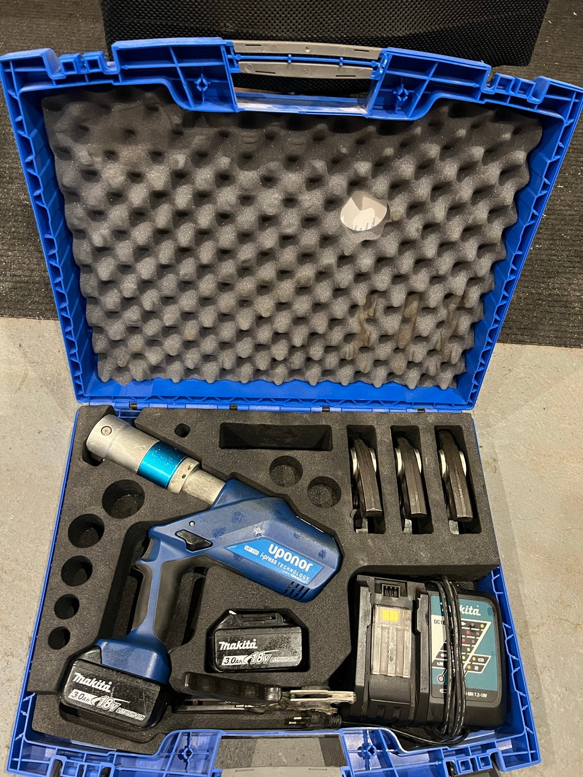Uponor persmachine met Makita accu's en lader, Doe-het-zelf en Verbouw, Ophalen, Gebruikt