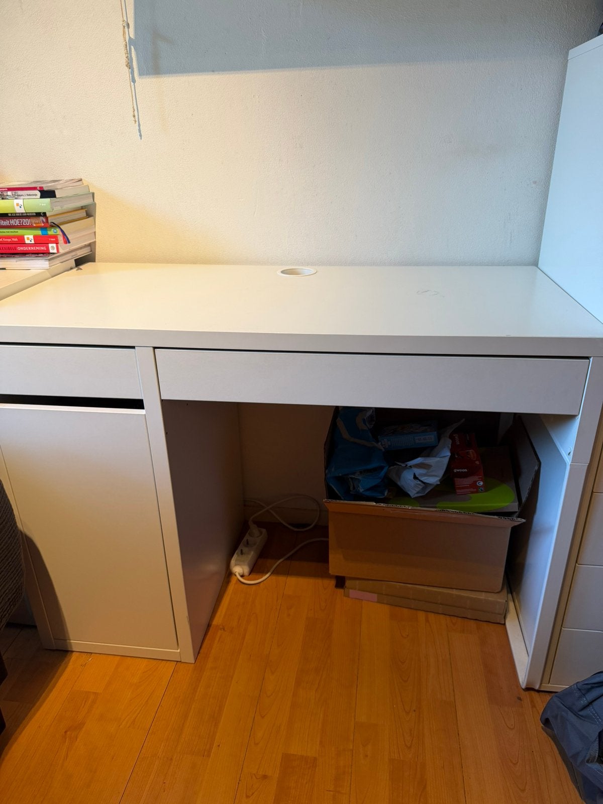 Wit ikea micke bureau, Ophalen, Zo goed als nieuw