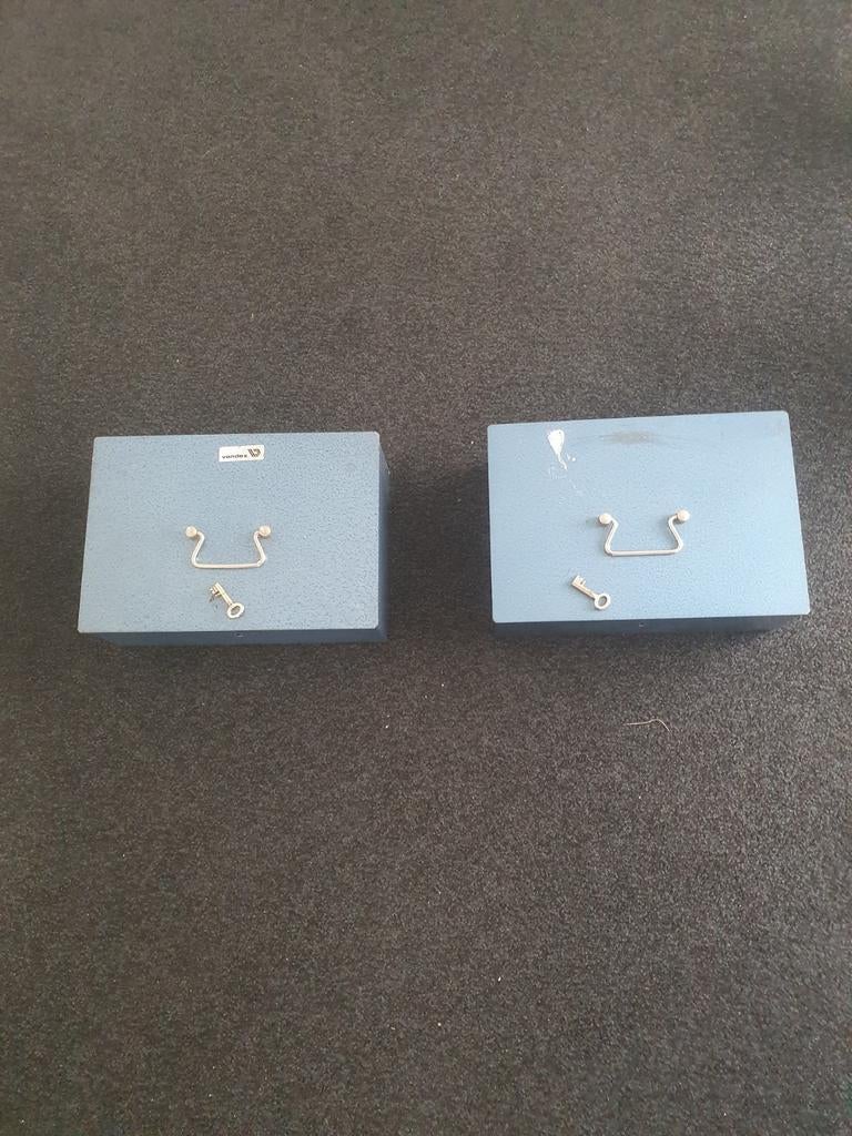 Twee blauwe metalen kistjes met sleutel, Ophalen of Verzenden