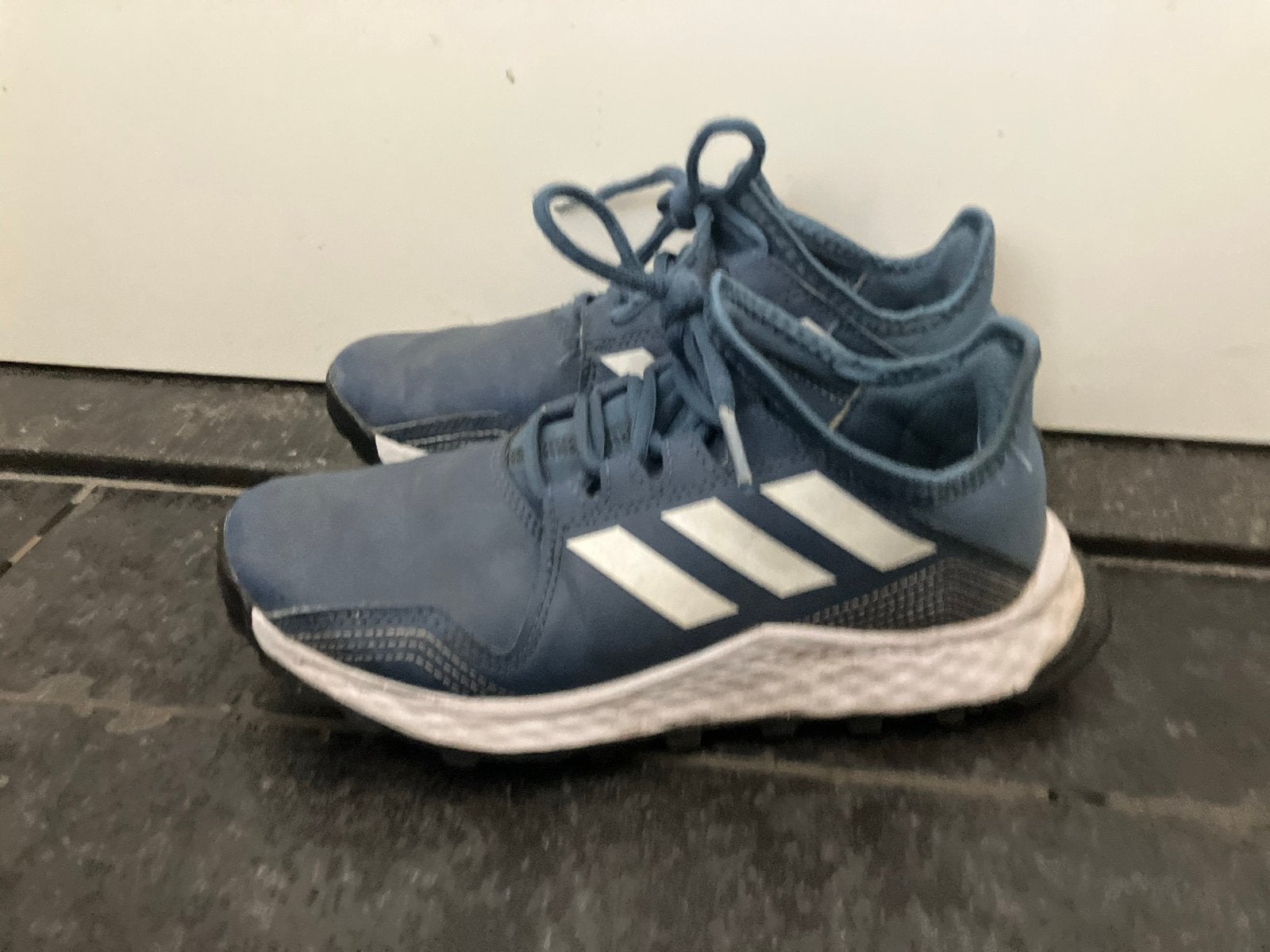 Adidas sneakers blauw - Maat 35.5 hockeyschoenen, Ophalen of Verzenden, Gedragen, Blauw, Sneakers of Gympen