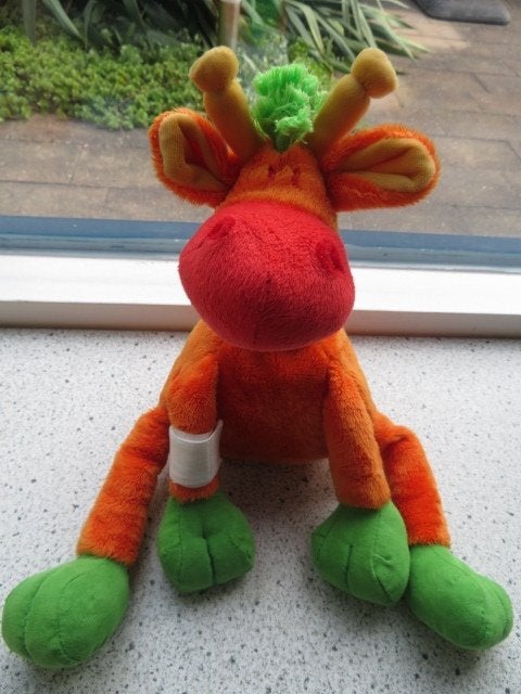 Giraffe met verband om nek + poot  merk Happy Horse uit 2007, Oranje, Giraf, Ophalen of Verzenden, Zo goed als nieuw