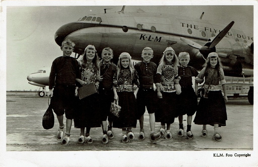 Volendamse jeugd op Schiphol - Volendam (Luchtvaart - KLM), Ophalen of Verzenden, 1940 tot 1960, Gelopen, Noord-Holland