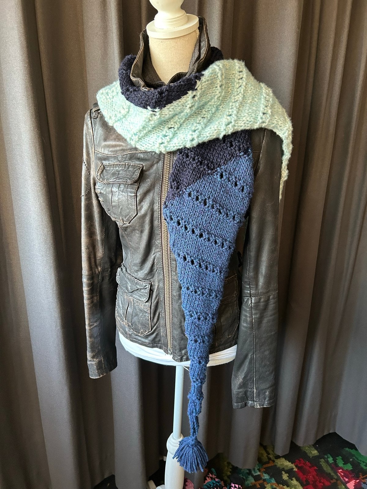 Nieuwe gebreide sjaal blauw/groen, Kleding | Dames, Ophalen of Verzenden, Nieuw, Sjaal