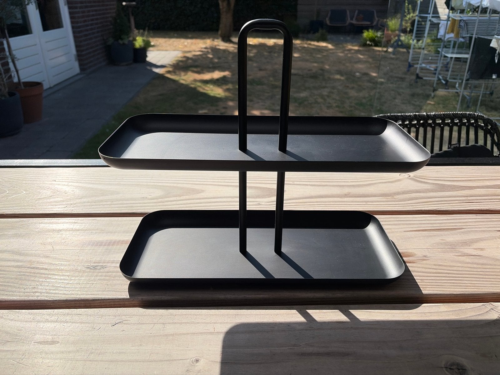 Zwart metalen etagere met twee lagen, Ophalen of Verzenden, Zo goed als nieuw, Metaal, Dienblad