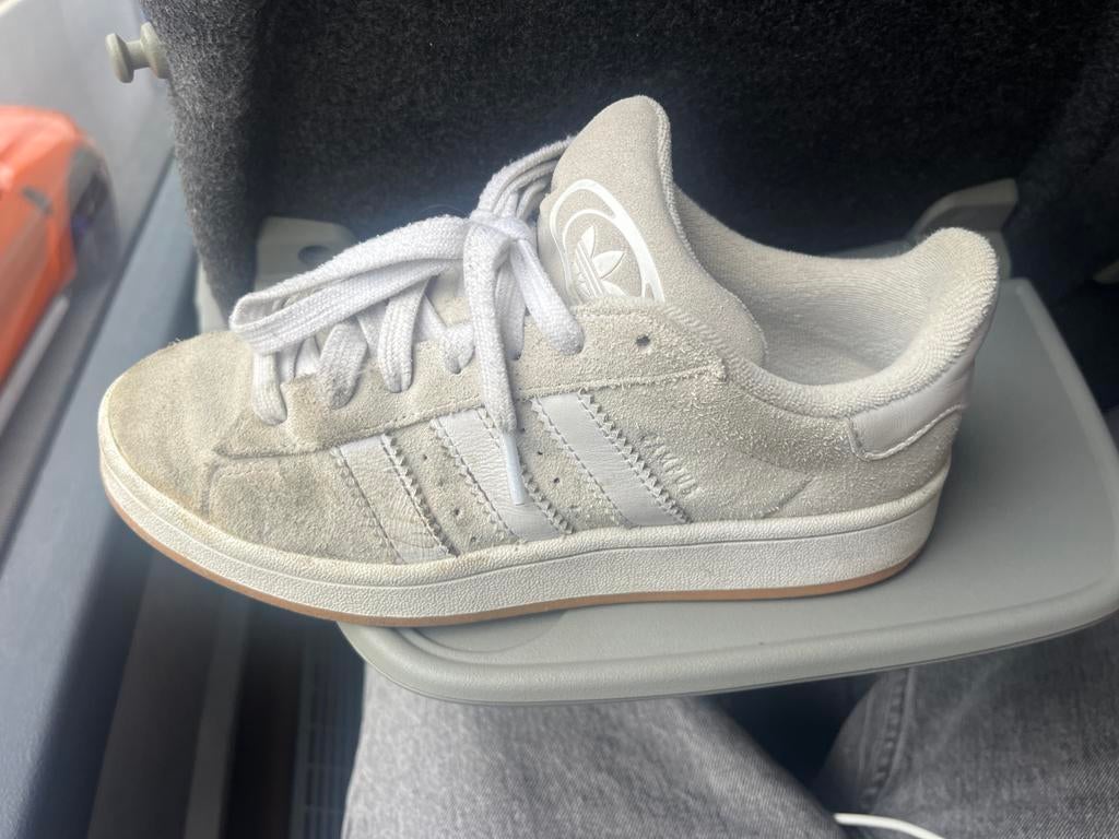 Adidas Campus sneakers - Lichtgrijs suède, Kleding | Dames, Schoenen, Ophalen of Verzenden, Gedragen, Grijs, Sneakers of Gympen