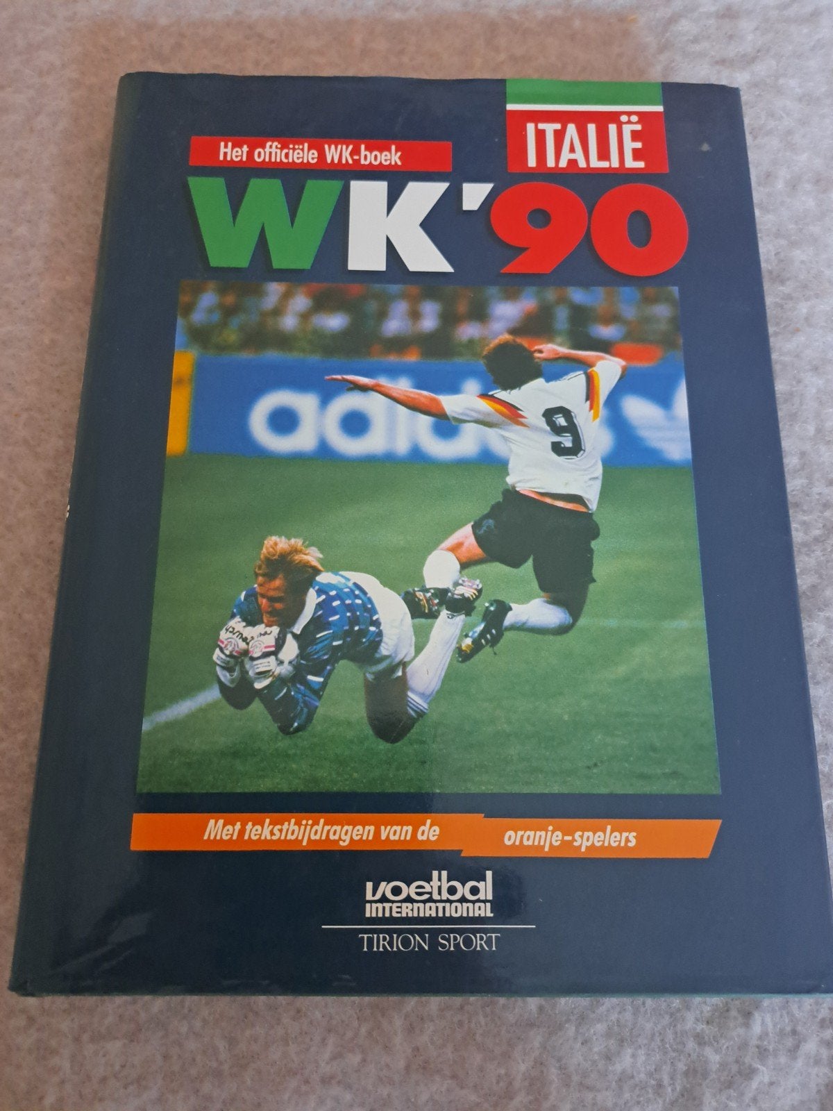 Het officiële WK-boek Italië '90 - Voetbal International, Ophalen of Verzenden, Gelezen, Voetbal International, Balsport