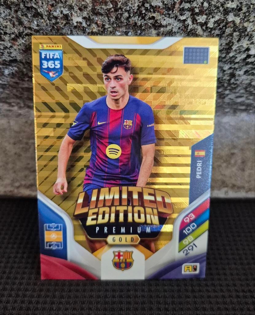 Panini FIFA 365 2024 Pedri Limited Edition Gold Card, Ophalen of Verzenden, Zo goed als nieuw, Plaatje