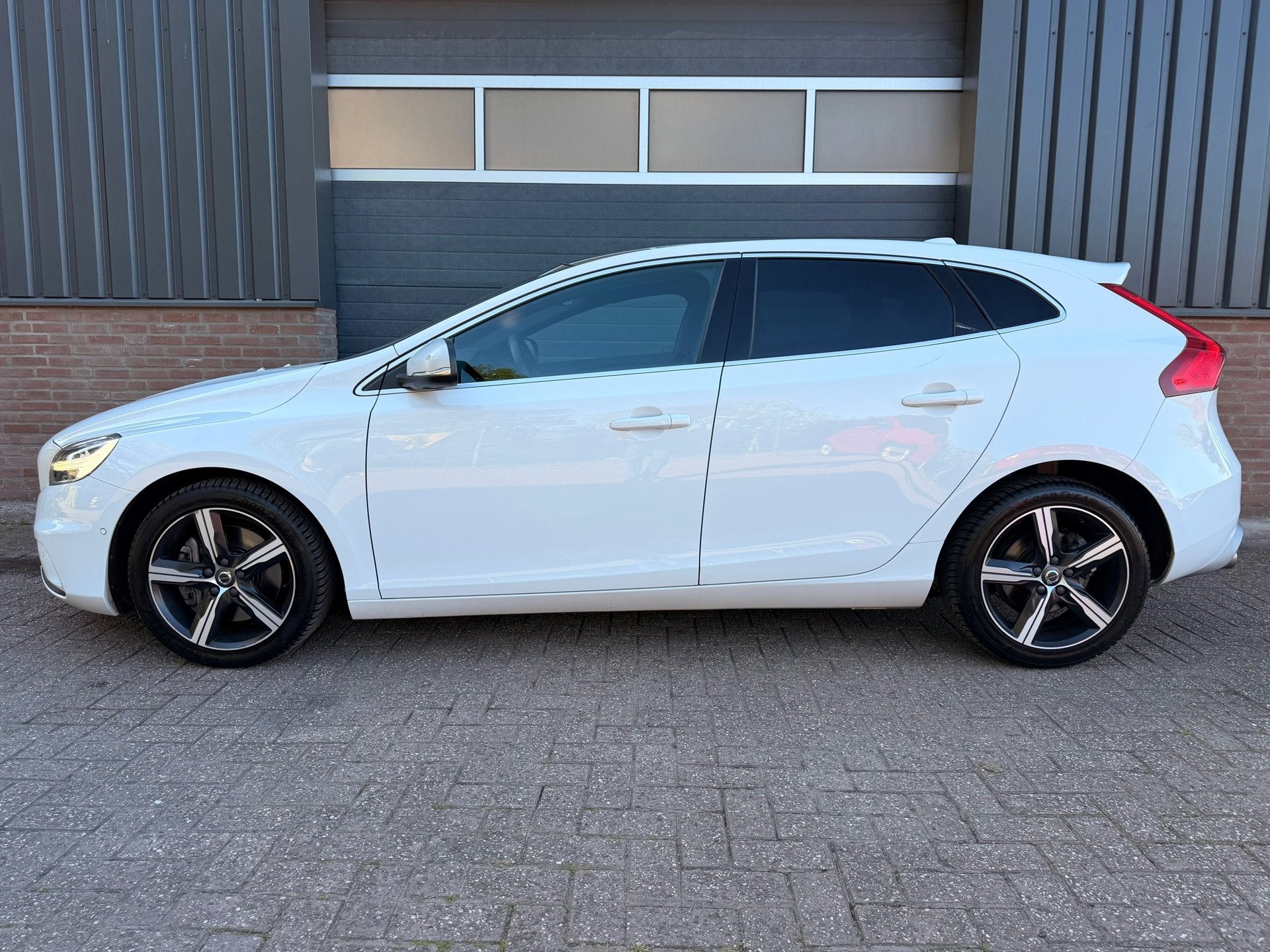 Volvo V40 1.5 T3 152PK Polar+ Sport Panoramadak / Keyless en, Auto's, Volvo, Lichtsensor, 4 cilinders, 700 kg, Wit