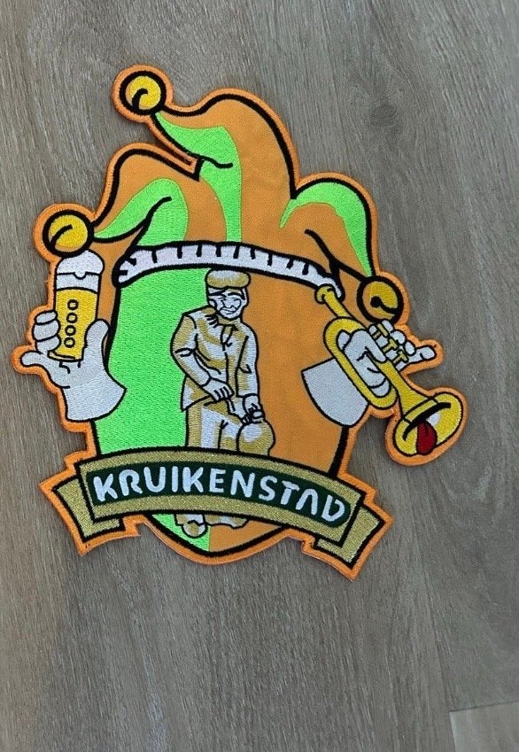 Groot Carnaval Rug Embleem Kruikenstad, Ophalen of Verzenden, Zo goed als nieuw, Carnaval, Accessoires