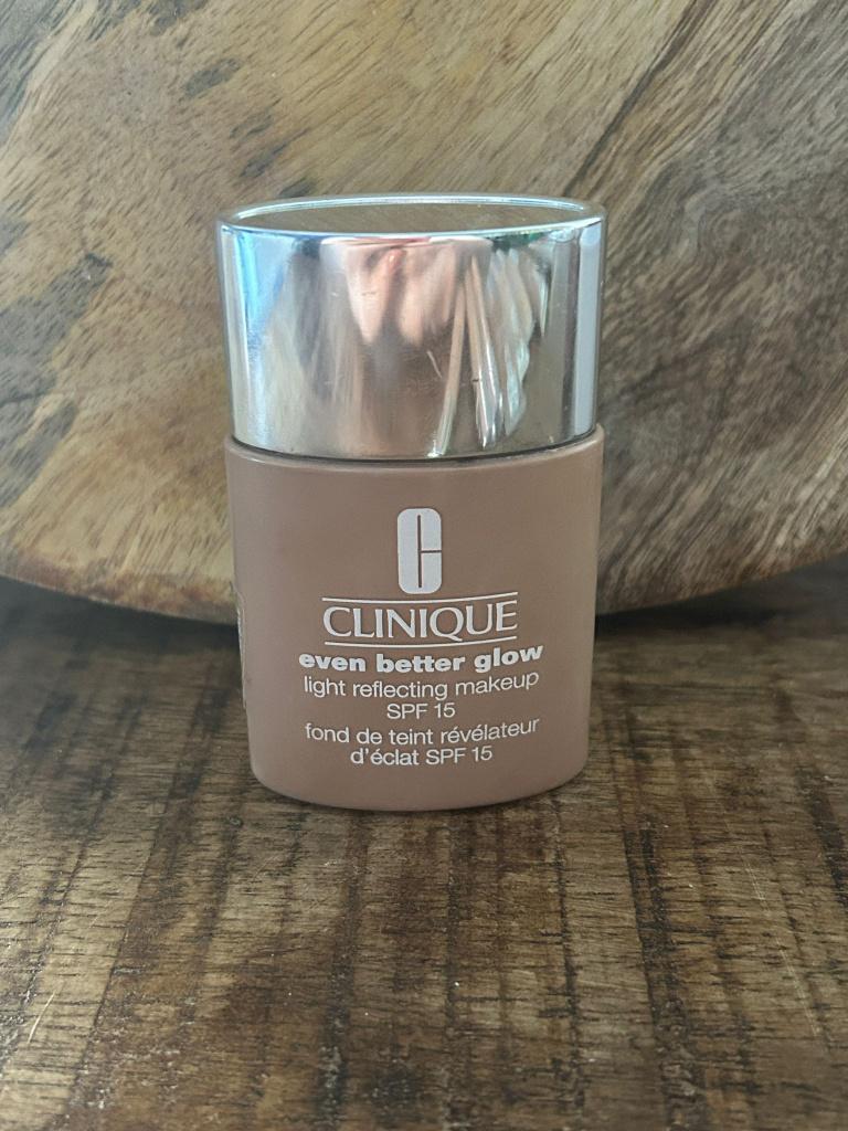 Clinique Even Better Glow Foundation CN70, Gehele gezicht, Beige, Ophalen of Verzenden, Zo goed als nieuw