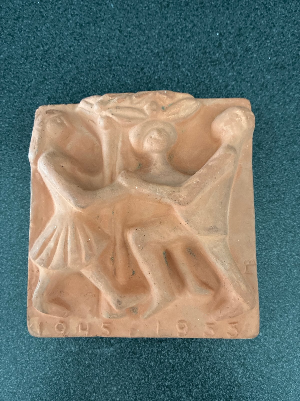 Terracotta reliëf 'Dansende figuren' 1945-1953, Antiek en Kunst, Ophalen, Groep mensen, Minder dan 20 cm, Handgemaakt