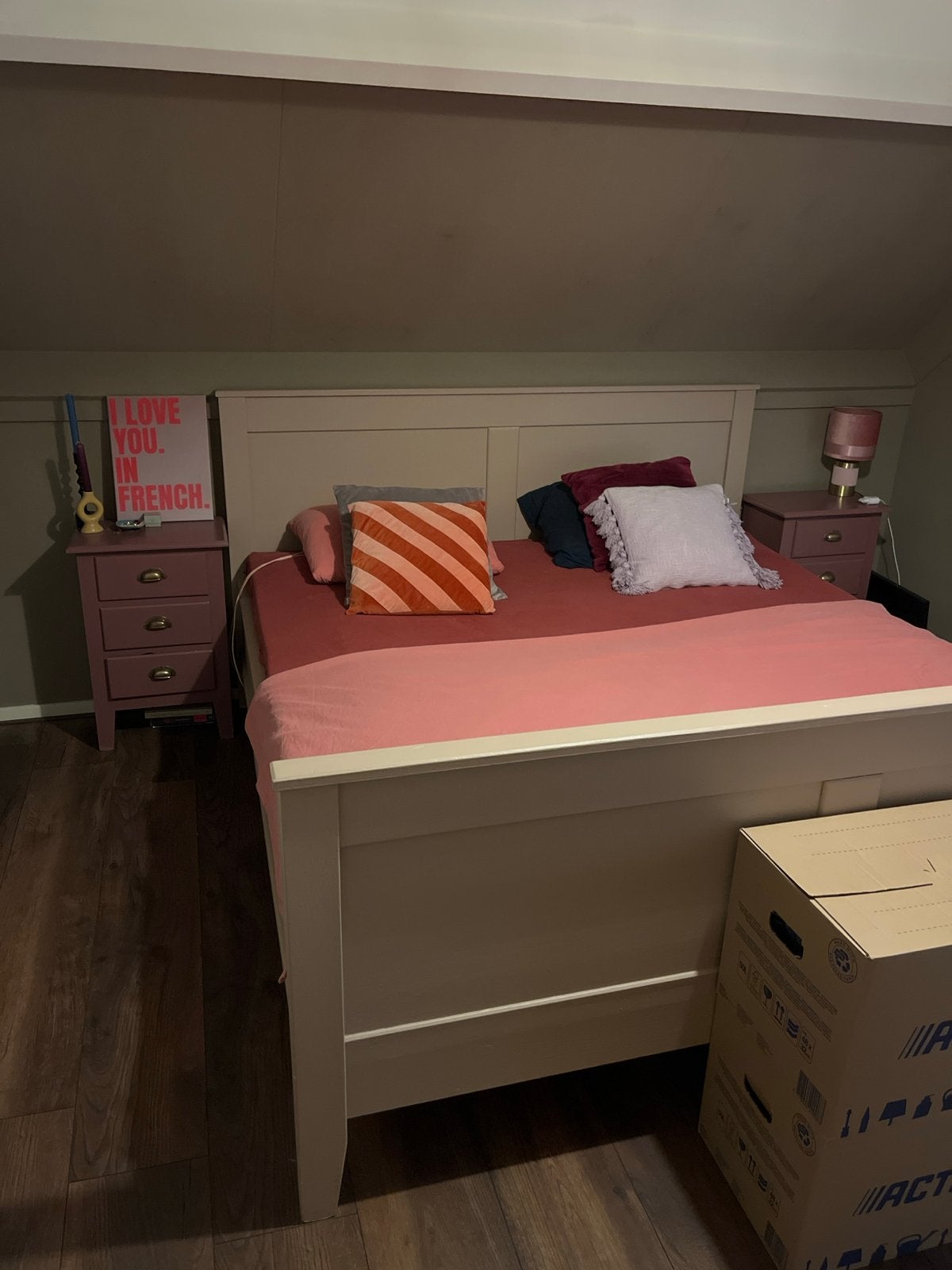 MOET WEG!Tweepersoonsbed beige/roze met 2  nachtkasts, Ophalen, Gebruikt, Beige, Tweepersoons