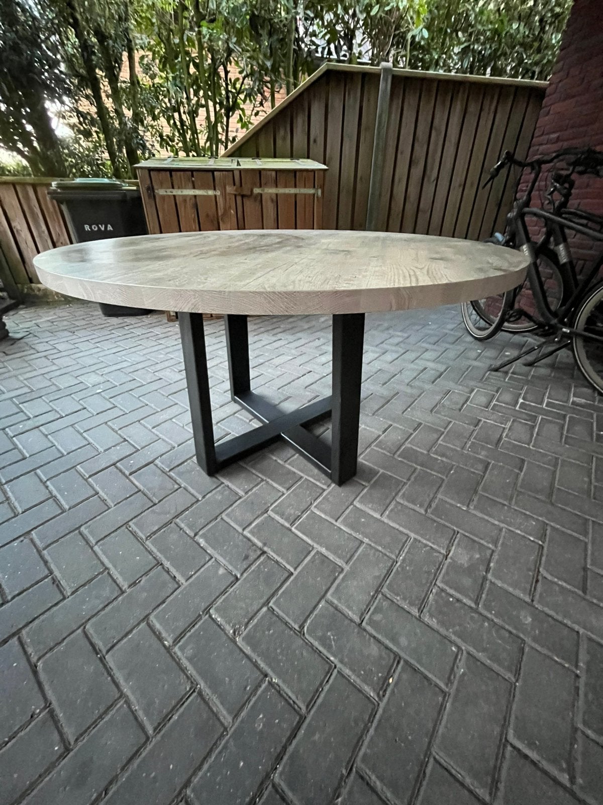 Ronde tafel met metalen onderstel, Ophalen, 100 tot 150 cm, Rond, Zo goed als nieuw