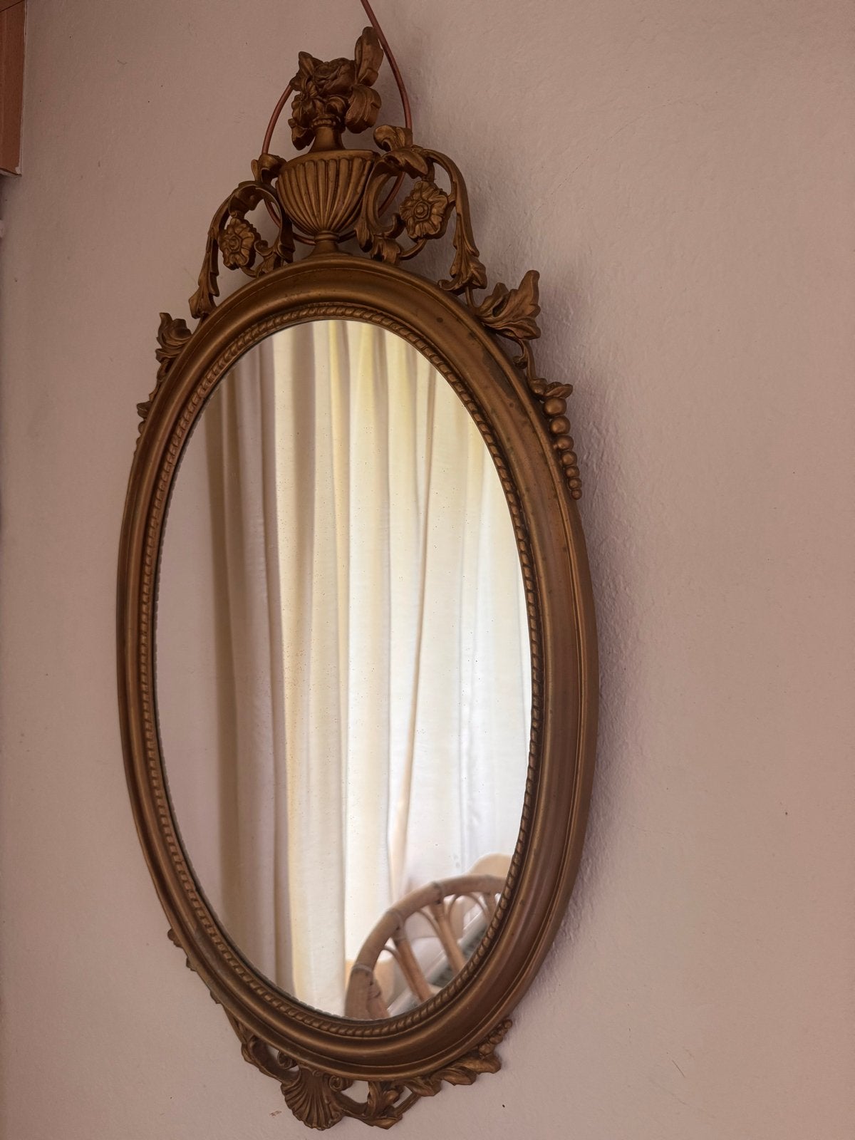 Vintage Italiaanse spiegel – ovale goudkleurige sierlijst, Antiek en Kunst, Antiek | Spiegels, Ophalen, Ovaal, Minder dan 50 cm