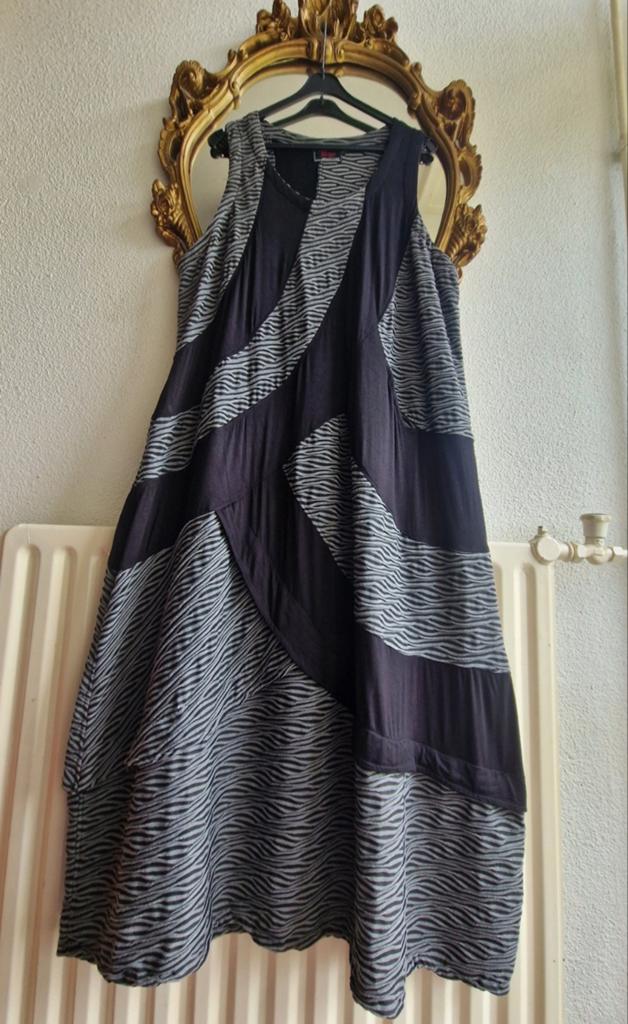 Als nieuw! Prisa collection grijs zwart apart viscose jurk, Jurk, Ophalen of Verzenden, Zo goed als nieuw, Grijs