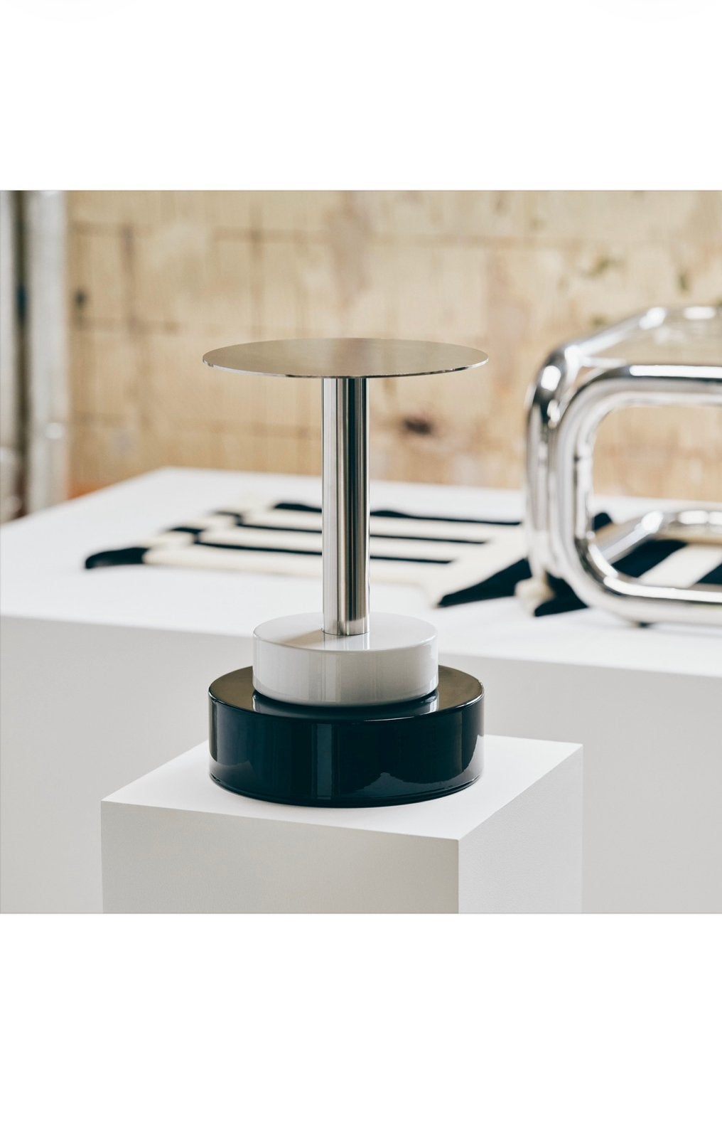 Konstrunda tafel chroom | Stamuli | zwart wit tafeltje, Antiek en Kunst, Ophalen of Verzenden, Tafel, Meerkleurig, Metaal