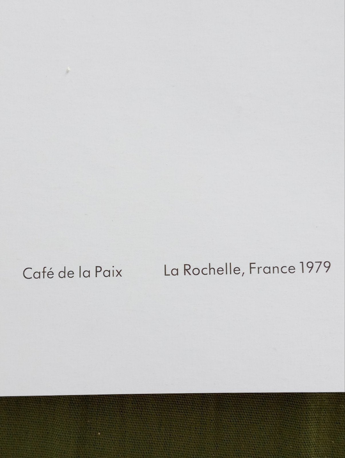 Aart Klein fotoprint Cafe de la Paix 1979 La Rochelle, Ophalen of Verzenden, 1960 tot 1980, Overige onderwerpen