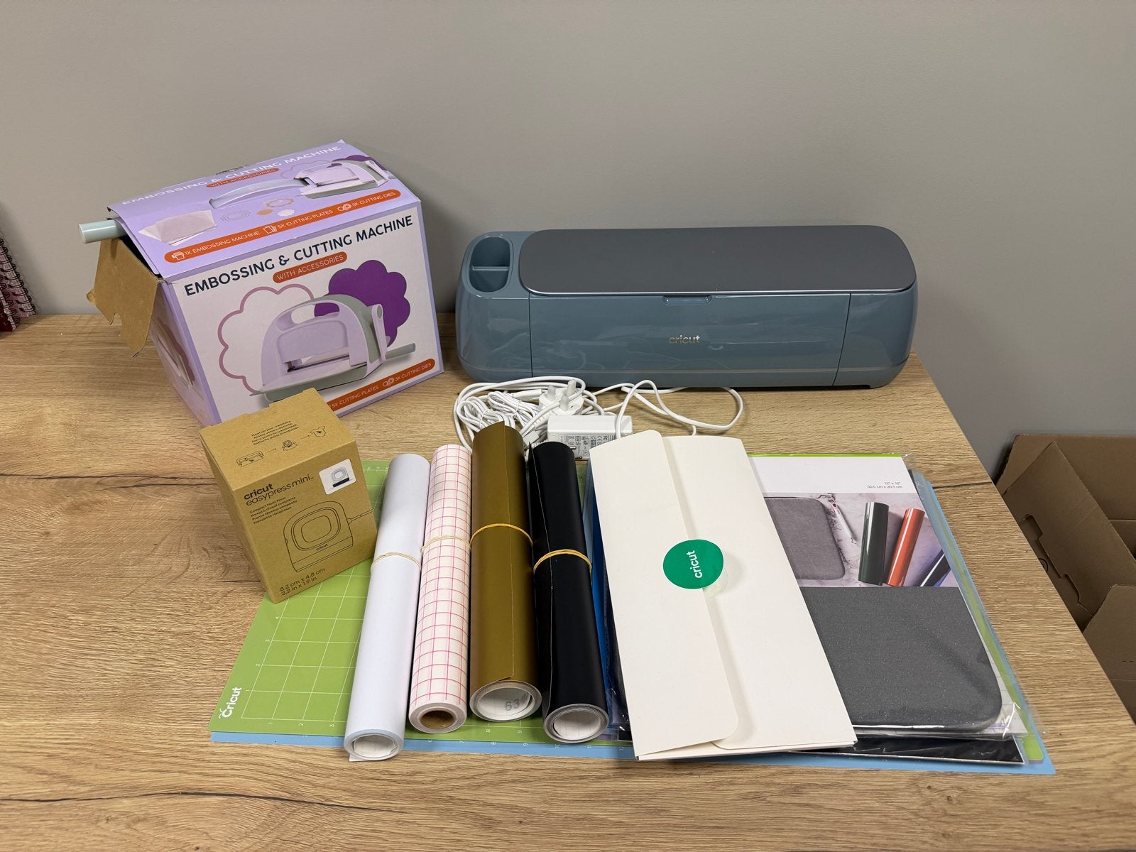 Cricut Maker 4, EasyPress Mini & Embossing Machine Set, Hobby en Vrije tijd, Overige thema's, Zo goed als nieuw, Kunststof, Machine