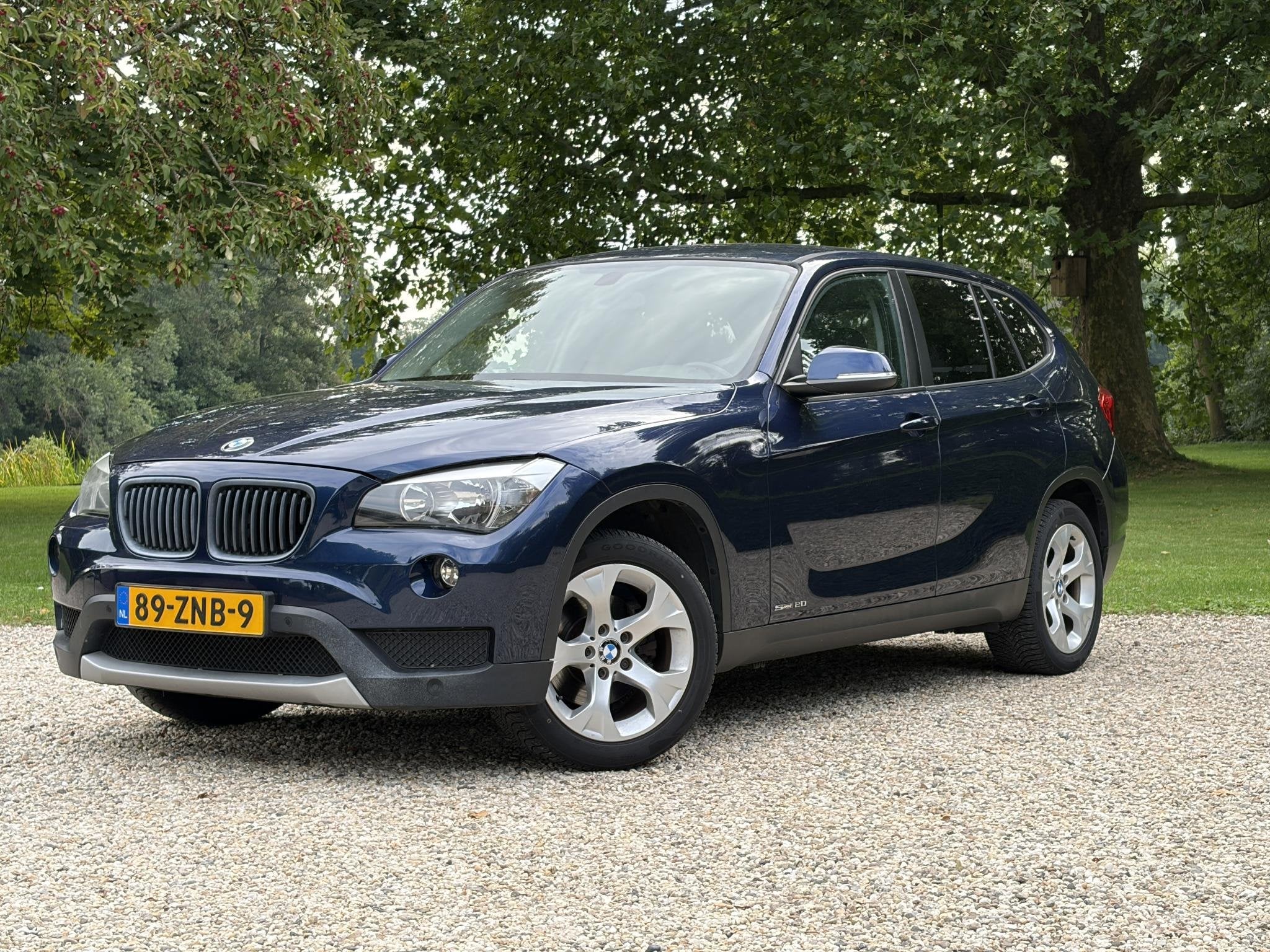 BMW X1 2.0i 184PK Automaat 8-traps, Trekhaak, Auto's, Euro 6, 4 cilinders, Blauw, Origineel Nederlands