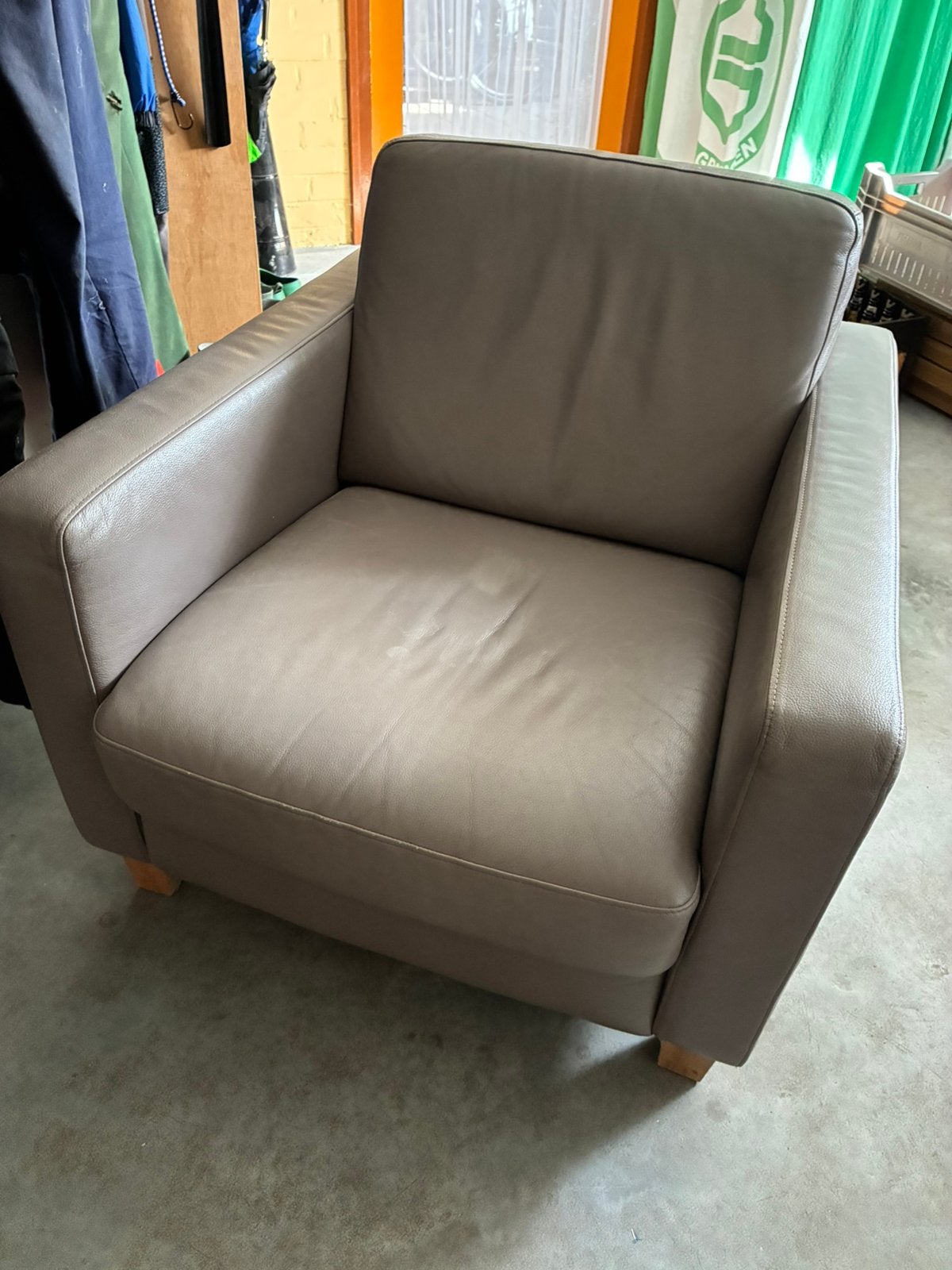 Leren fauteuil kleur taupe, Ophalen, Gebruikt