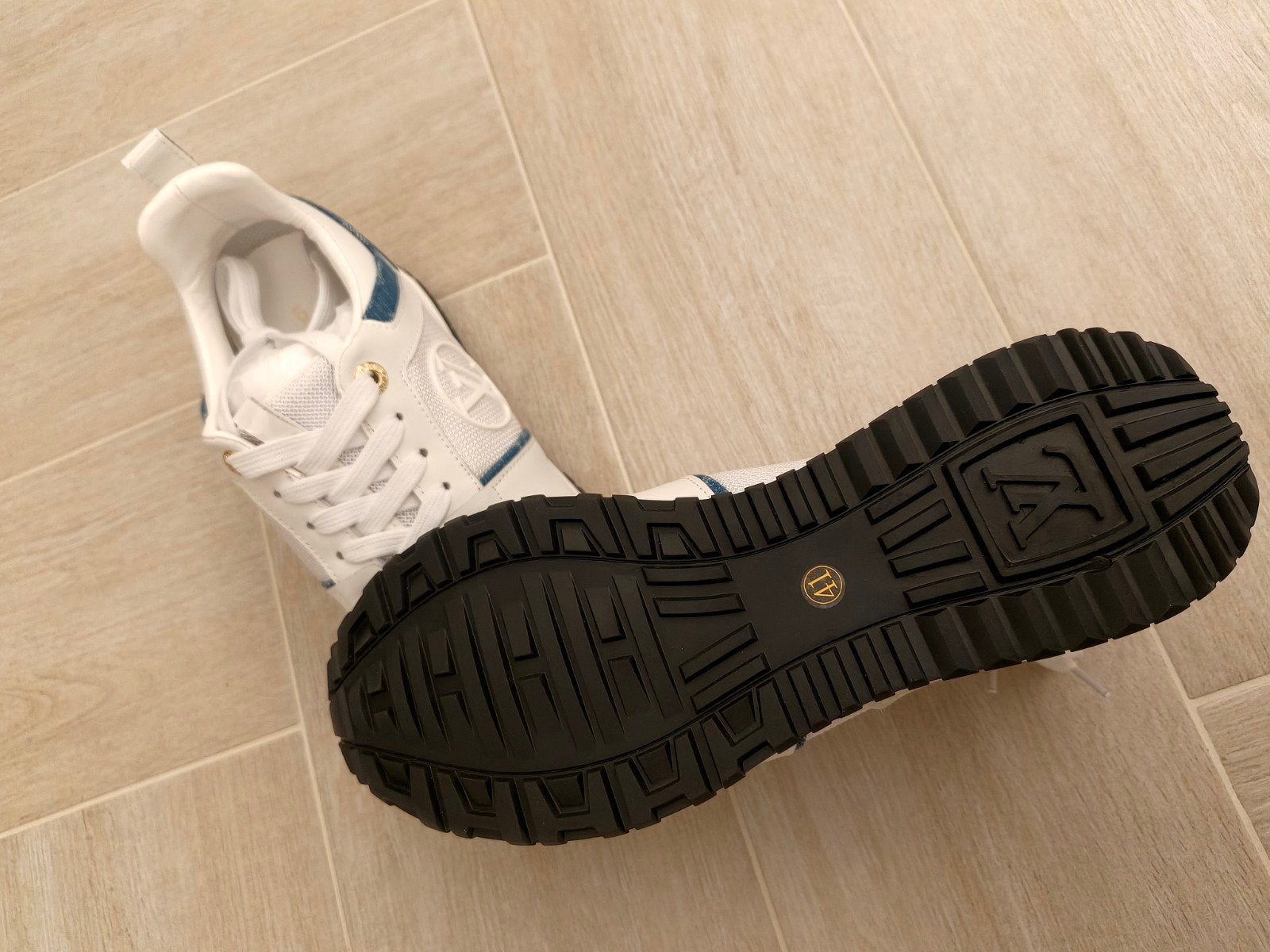 Louis Vuitton Run Away Sneaker Monogram Denim 41, Ophalen of Verzenden, Nieuw