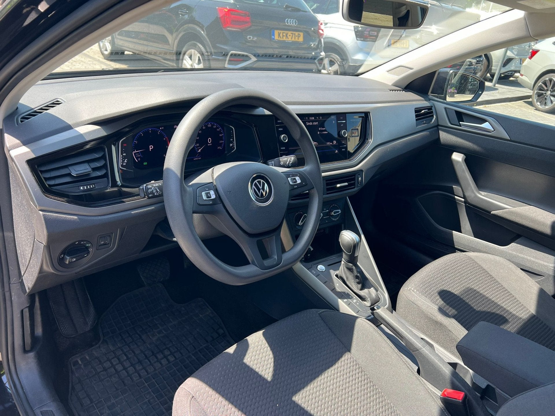 Volkswagen Polo 1.0 TSI R-Line virtual cockpit, cruise, navi, Auto's, Stof, Gebruikt, Zwart, Bedrijf