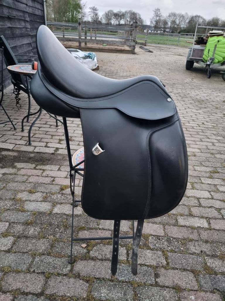 Bates veelzijdigheids zadel 17 inch, Dieren en Toebehoren, Ophalen