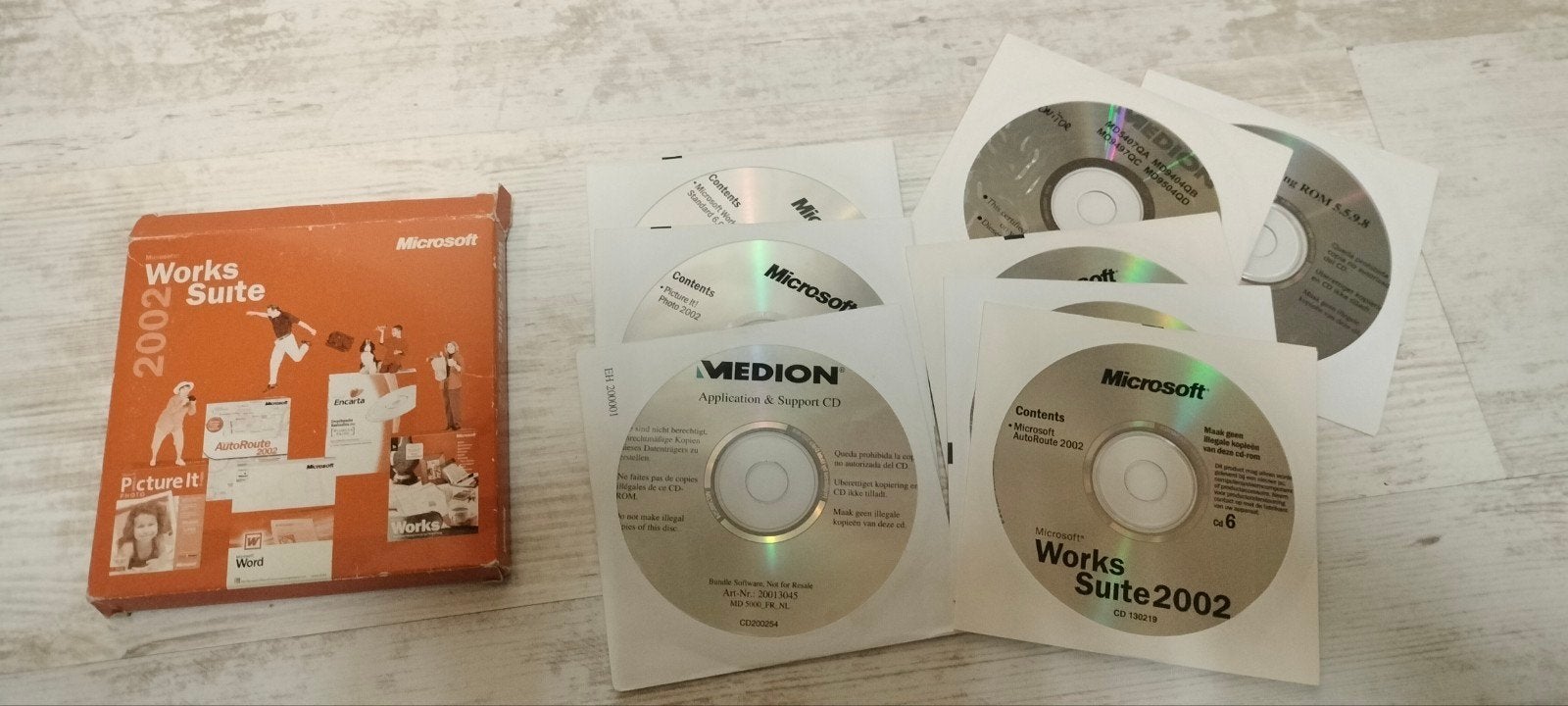 Microsoft Works Suite 2002 met Medion Application & Support, Computers en Software, Besturingssoftware, Ophalen of Verzenden, Gebruikt