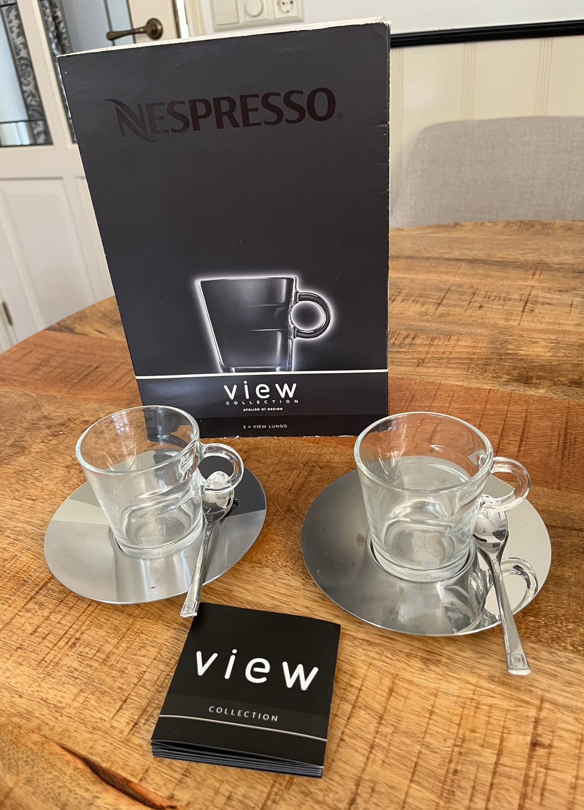 View Nespresso set 2 kop en schotels Lungo, Ophalen of Verzenden, Overige stijlen, Kop(pen) en/of Schotel(s), Glas