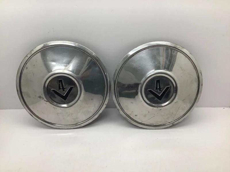 2 Ford Taunus wieldoppen met het "V4" logo uit de jaren '60, Ford, Ophalen of Verzenden, V4, 2 wieldoppen