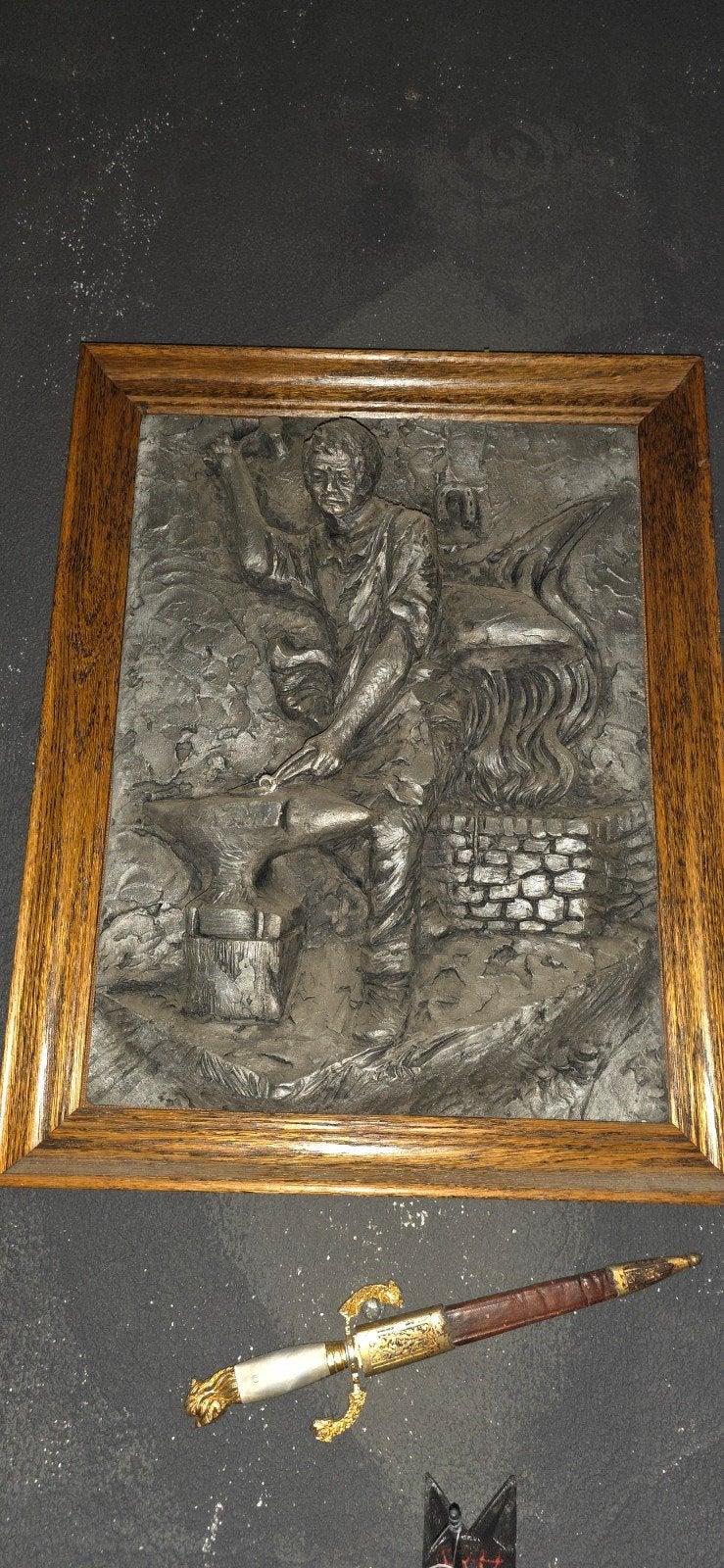 Vintage reliëf van smid in eikenhouten lijst, Ophalen of Verzenden, Wanddecoratie, 20 - 50 cm, Man