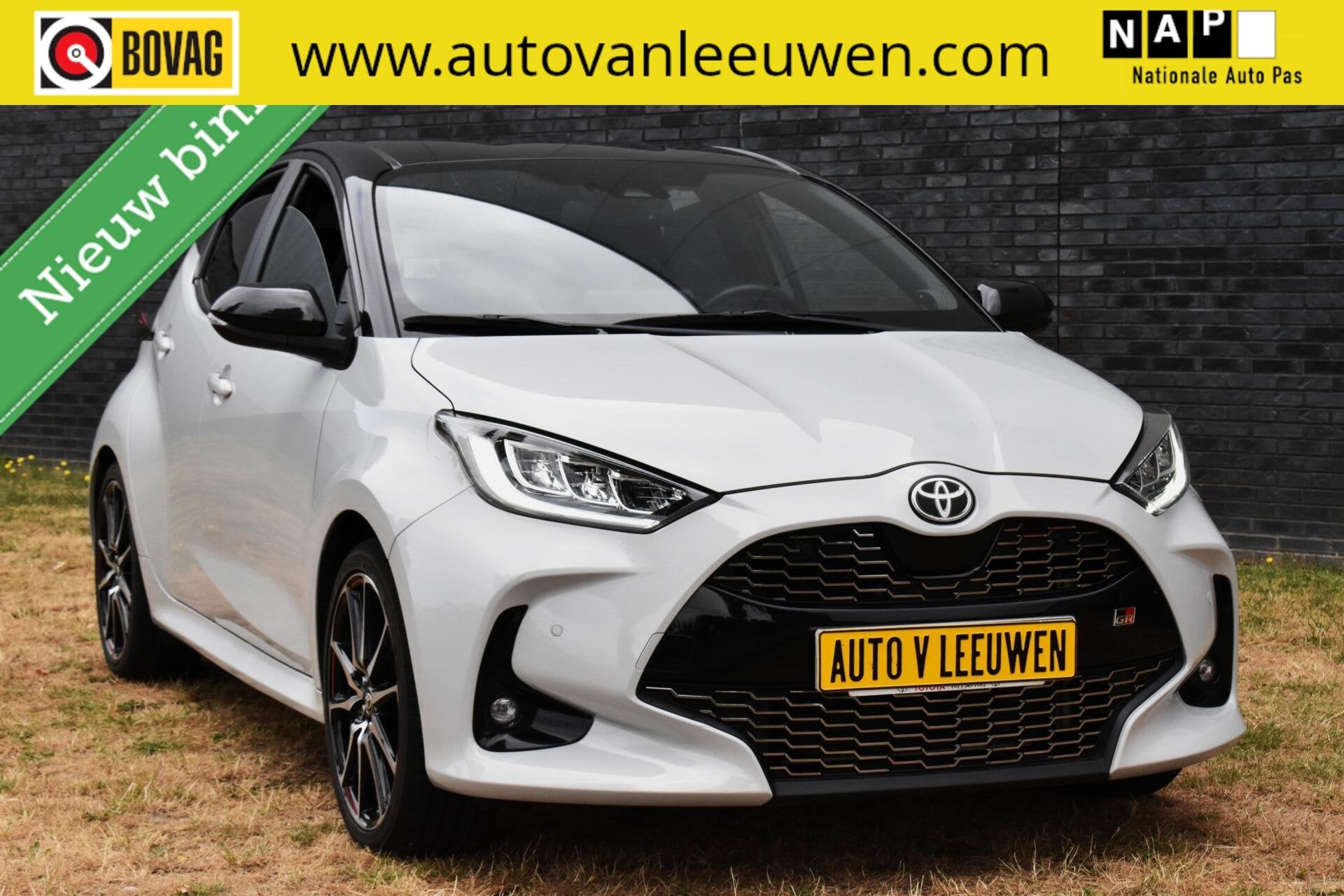 Toyota Yaris 1.5 Hybrid GR Sport JBL/HEAD-UP/LED/CAMERA/STOE, Gebruikt, Euro 6, Met garantie (alle), Wit