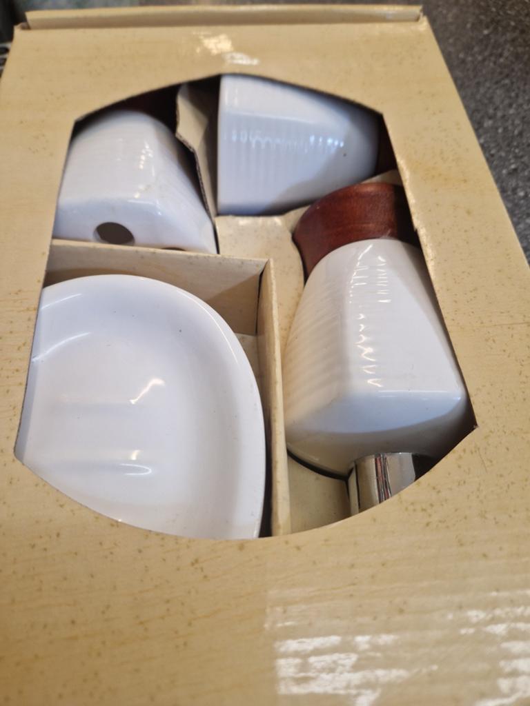 Witte keramische peper- en zoutstel in doos, Huis en Inrichting, Keuken | Keukenbenodigdheden, Overige typen, Nieuw, Ophalen of Verzenden