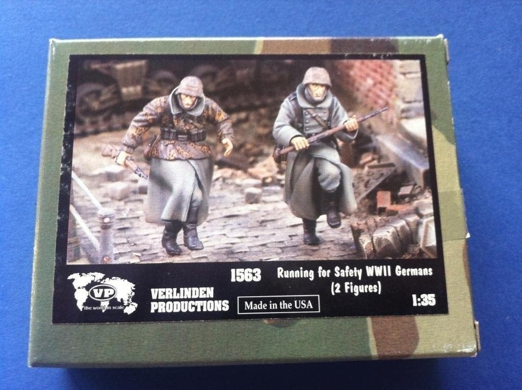 Verlinden	1563	Running for Safety WWII Germans (2 Figures)	1, Ophalen of Verzenden, Nieuw, 1:50 of kleiner