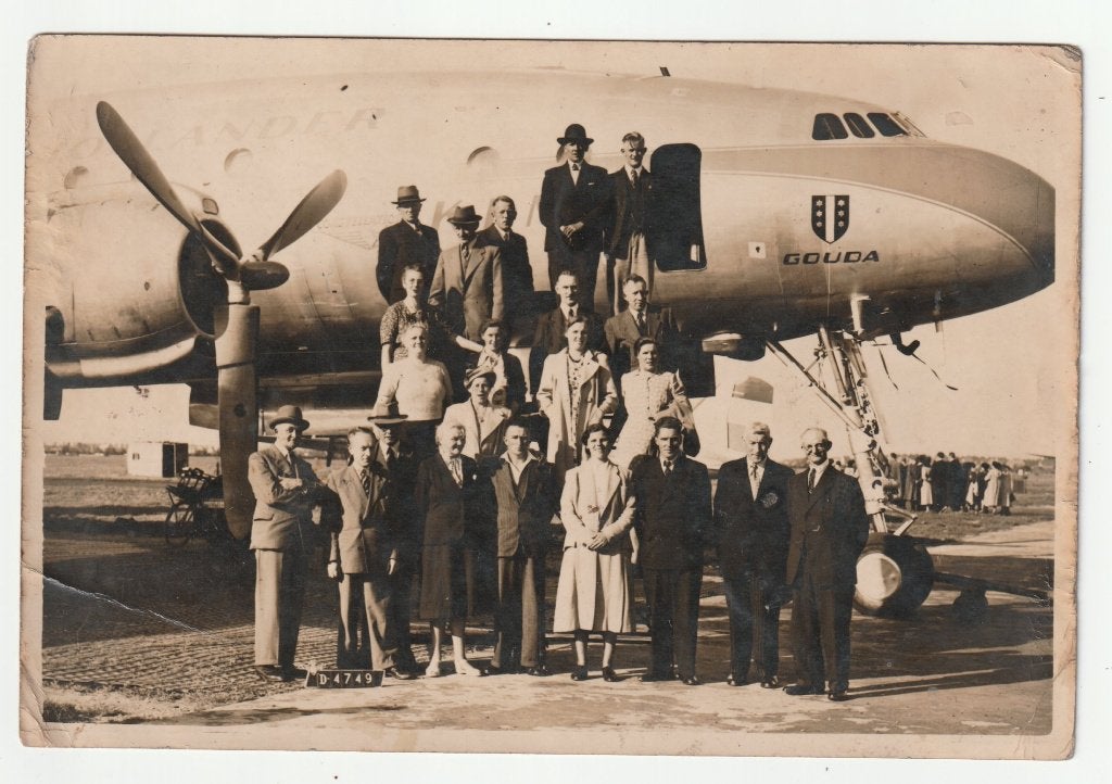 Groepsfoto bij de KLM Constellation PH-TDG Gouda, Gebruikt, Verzenden, Kaart, Foto of Prent, X