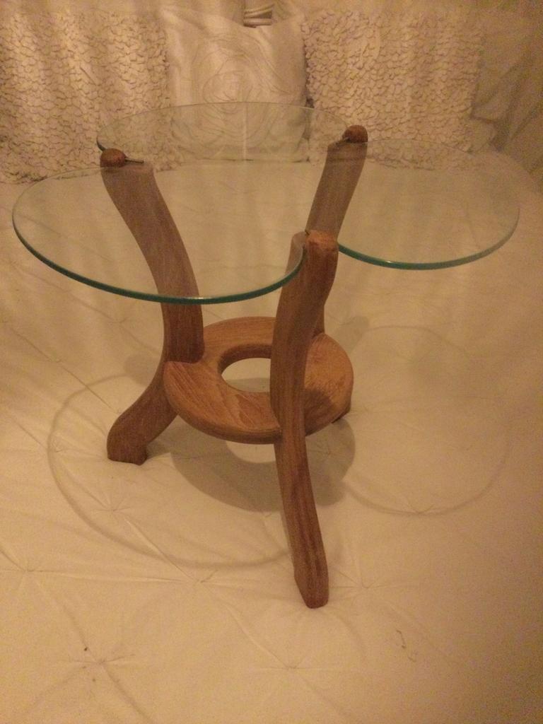 Teakhouten bijzettafel met hard glazen blad, Huis en Inrichting, Tafels | Bijzettafels, Minder dan 55 cm, Vierkant, Zo goed als nieuw