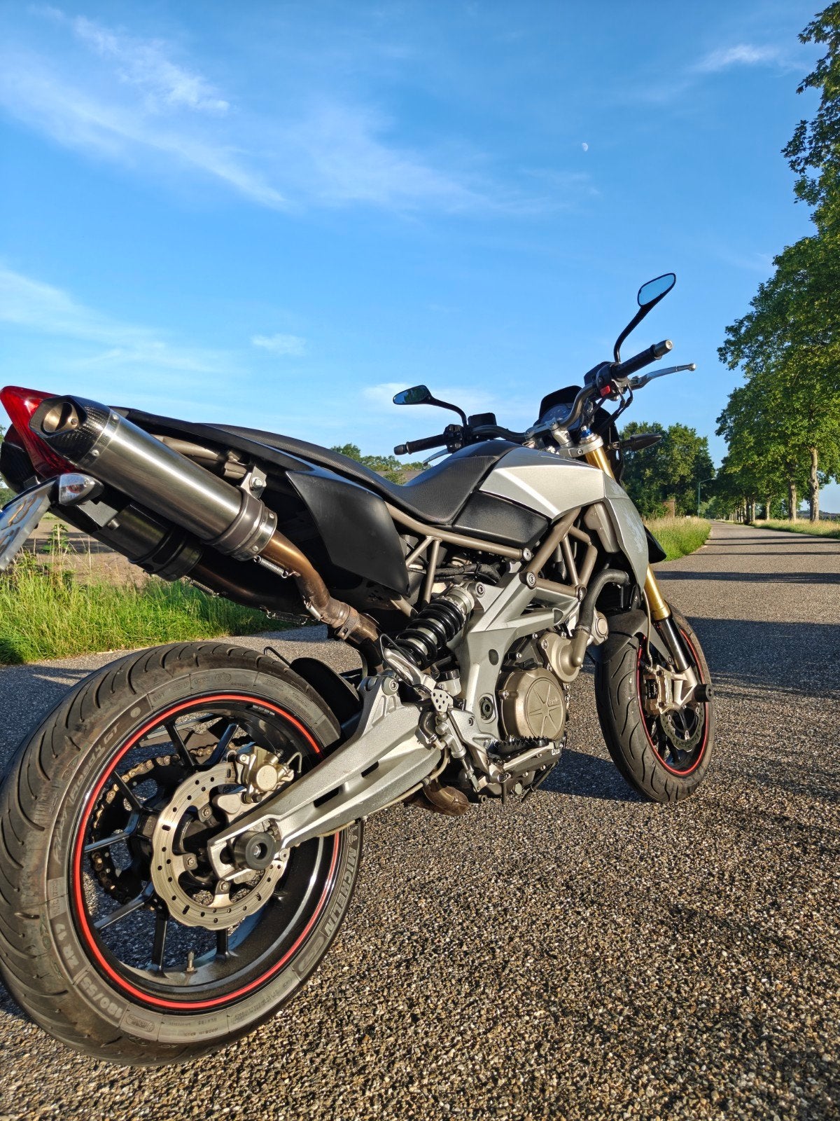Aprilia Dorsoduro SMV 750 (A2 kenteken), Motoren, Motoren | Aprilia, 750 cc, 2 cilinders, Sportuitlaat, Minimaal motorrijbewijs A2