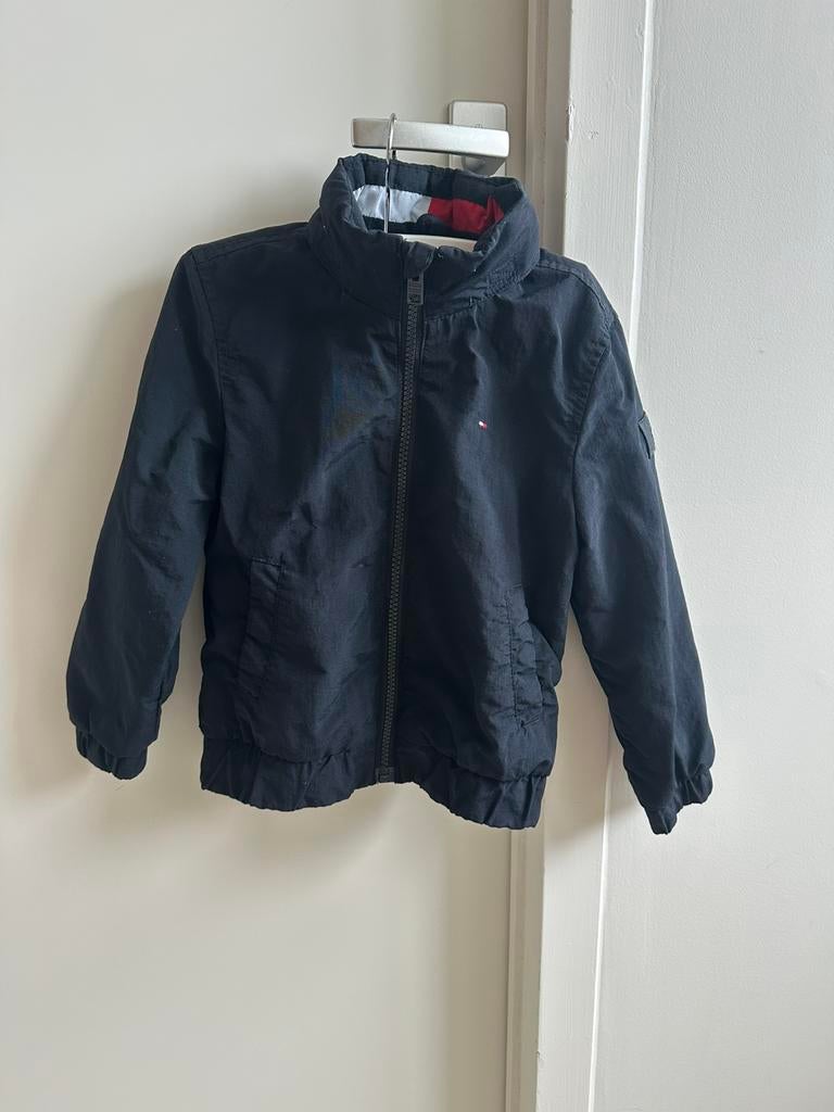 Tommy Hilfiger jas maat 98, Kinderen en Baby's, Kinderkleding | Maat 98, Ophalen of Verzenden, Zo goed als nieuw, Jongen, Jas