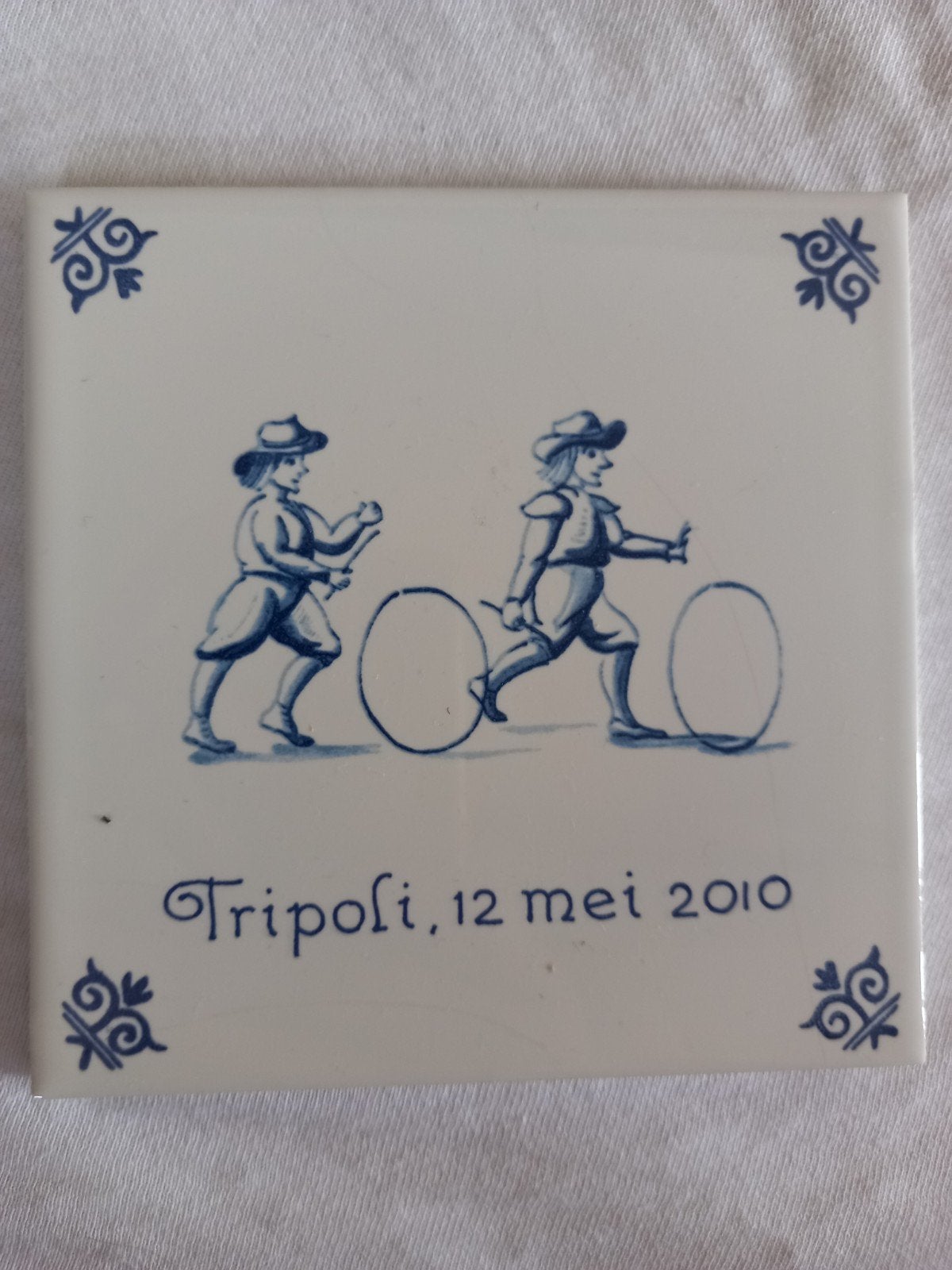 westraven siertegel herinnering vliegramp tripoli 2010, Ophalen of Verzenden