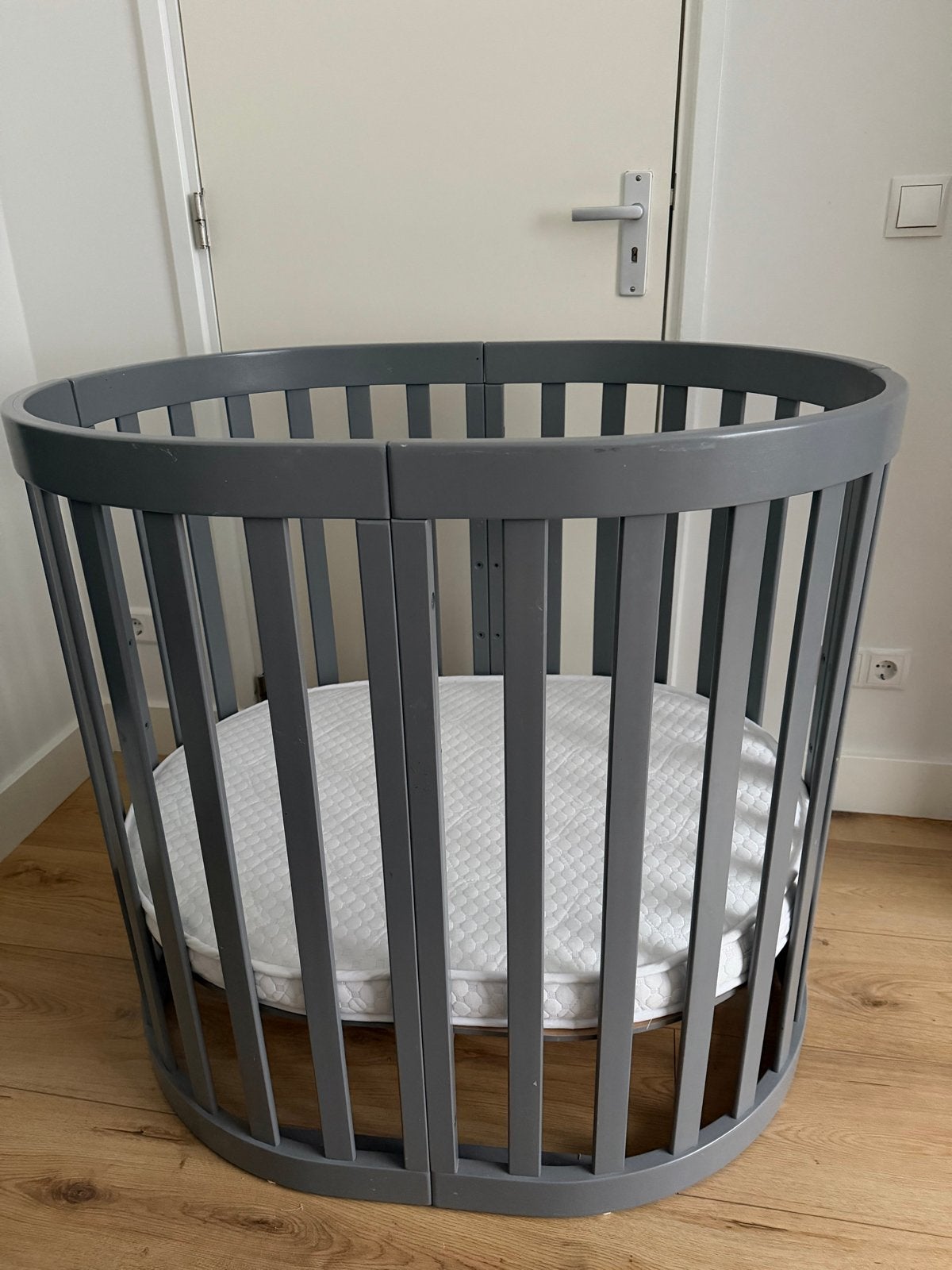 Ovaal Schommel Wiegje Grijs met Nieuw Matras, Ophalen of Verzenden, Zo goed als nieuw, Wieg