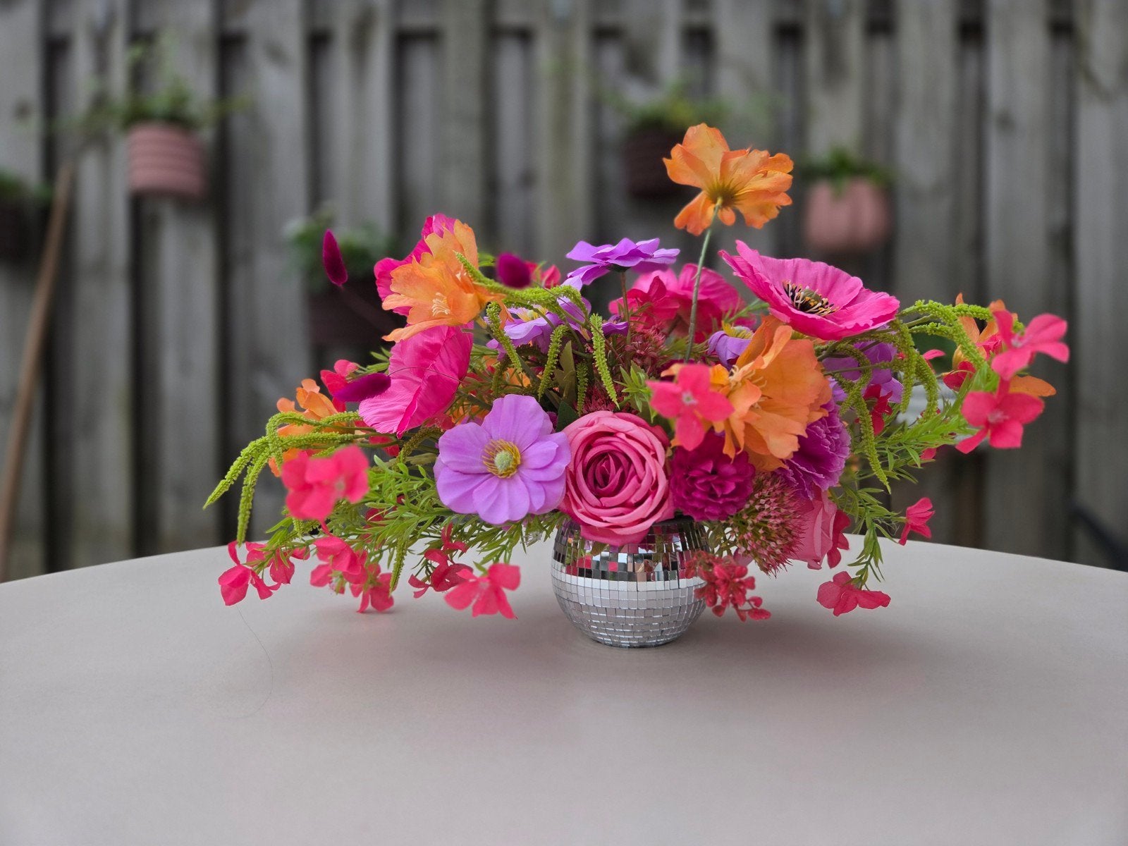 Bloemstuk kunstbloemen discobol vaasje bruiloft decoratie, Binnen, Nieuw, Ophalen of Verzenden, Inclusief kunstbloemen