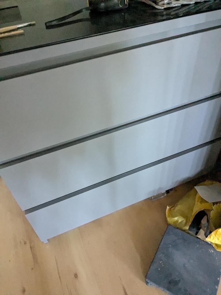 Malm ladekast, 3 lades grijs, Huis en Inrichting, Ophalen, 50 tot 100 cm, Zo goed als nieuw, 3 of 4 laden