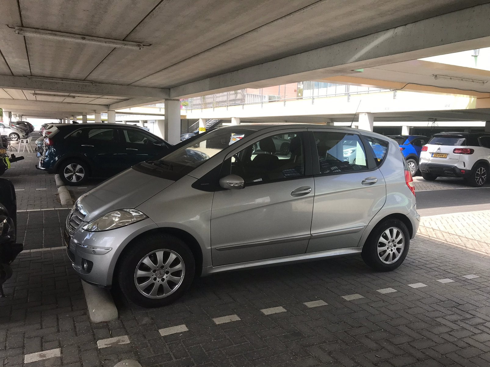 Mercedes-Benz A170 GrijsModern touchNavigatie/airco, 15 km/l, 4 cilinders, 400 kg, 49 €/maand