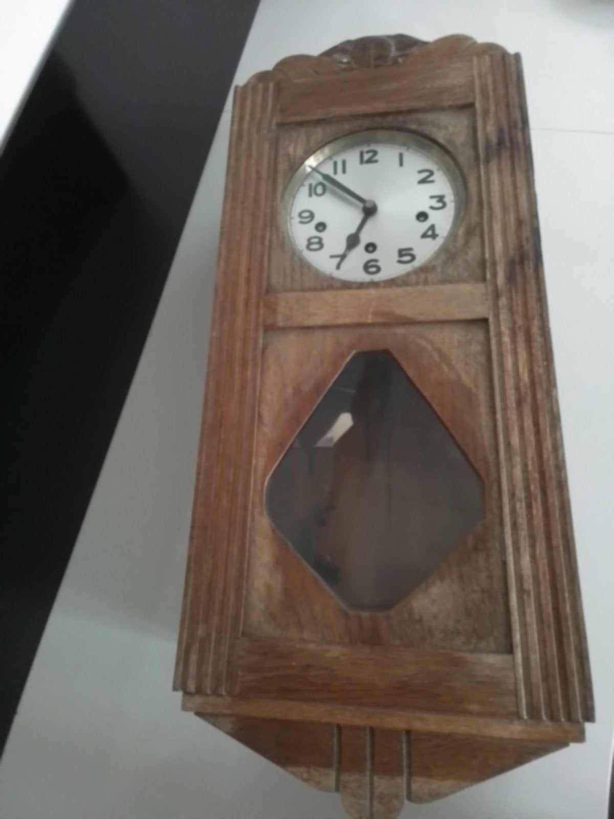 Antieke houten wandklok met slinger en sleutel, Ophalen