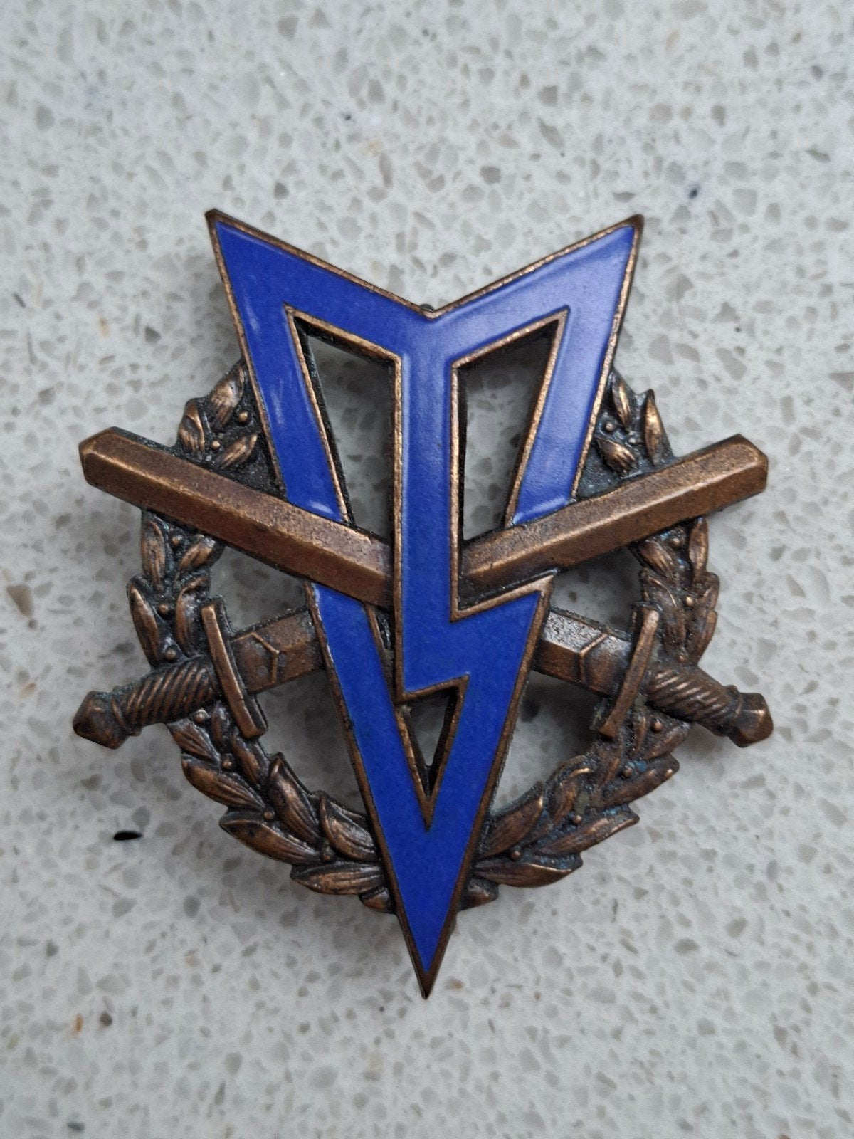 MLV blauw speld (met zwemmen) militair vaardigheids embleem, Verzenden, Landmacht, Nederland, Embleem of Badge