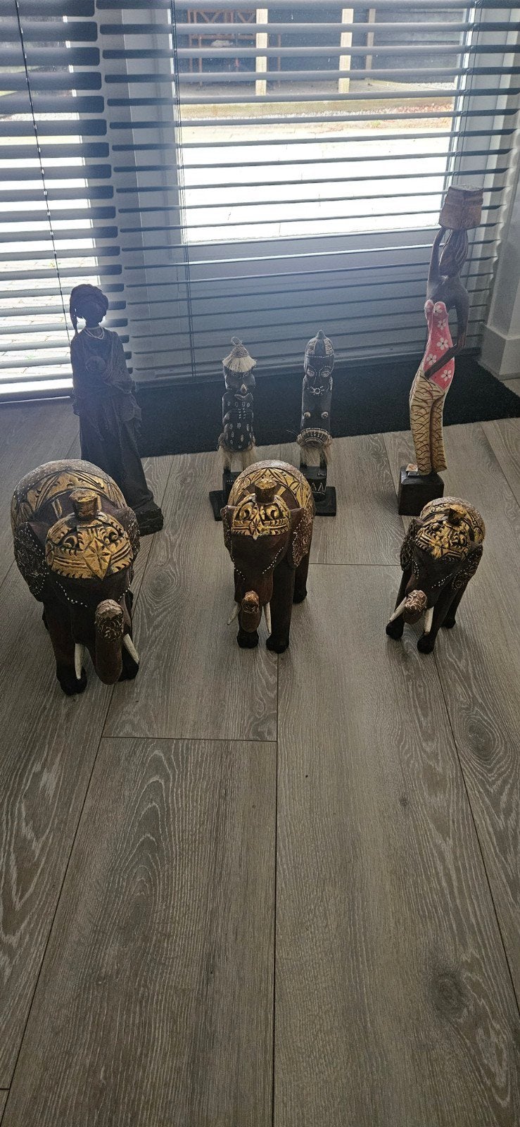 houten olifanten en beelden, Ophalen