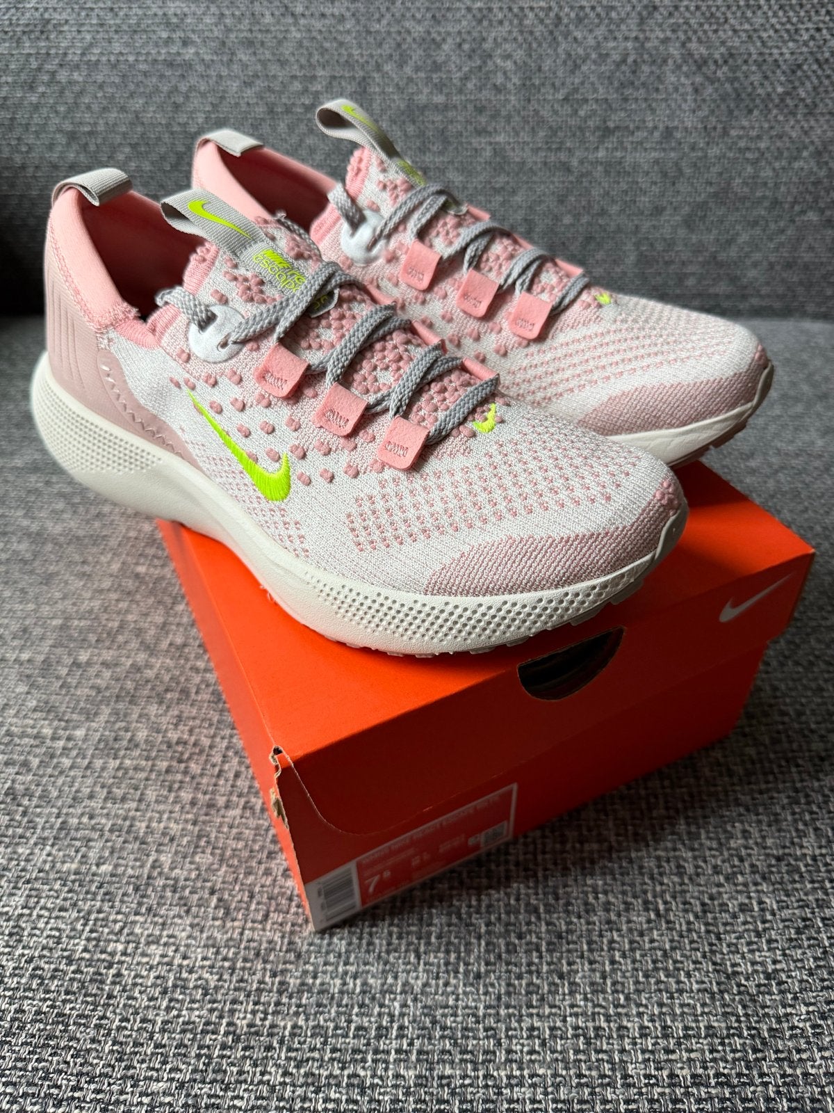 Nike React Escape RN Flyknit - Maat 38.5 (W) - Nieuw, Sportschoenen, Nieuw, Ophalen of Verzenden, Roze